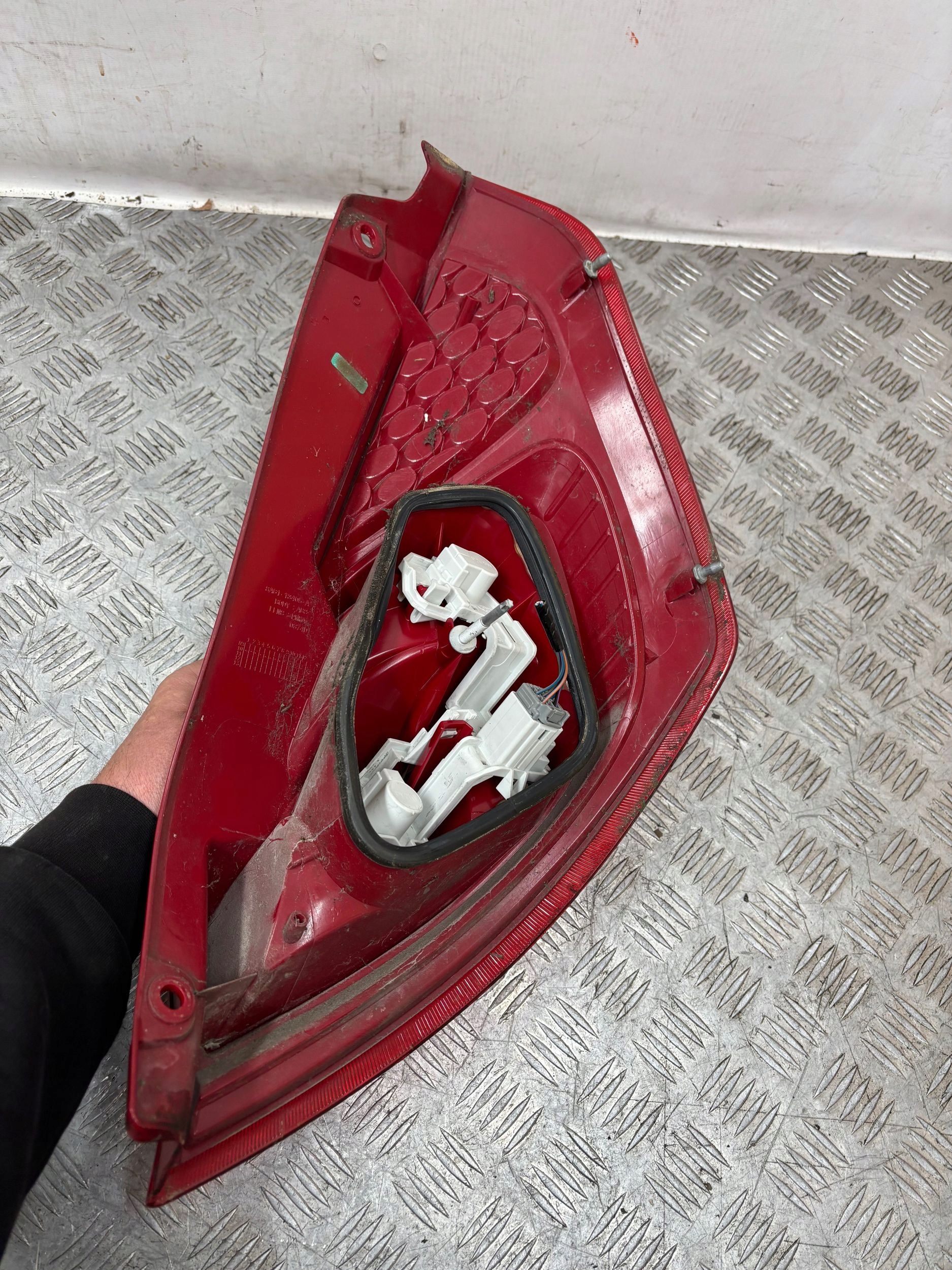 LAVE ZADNE SVETLO FORD FIESTA MK7 09-