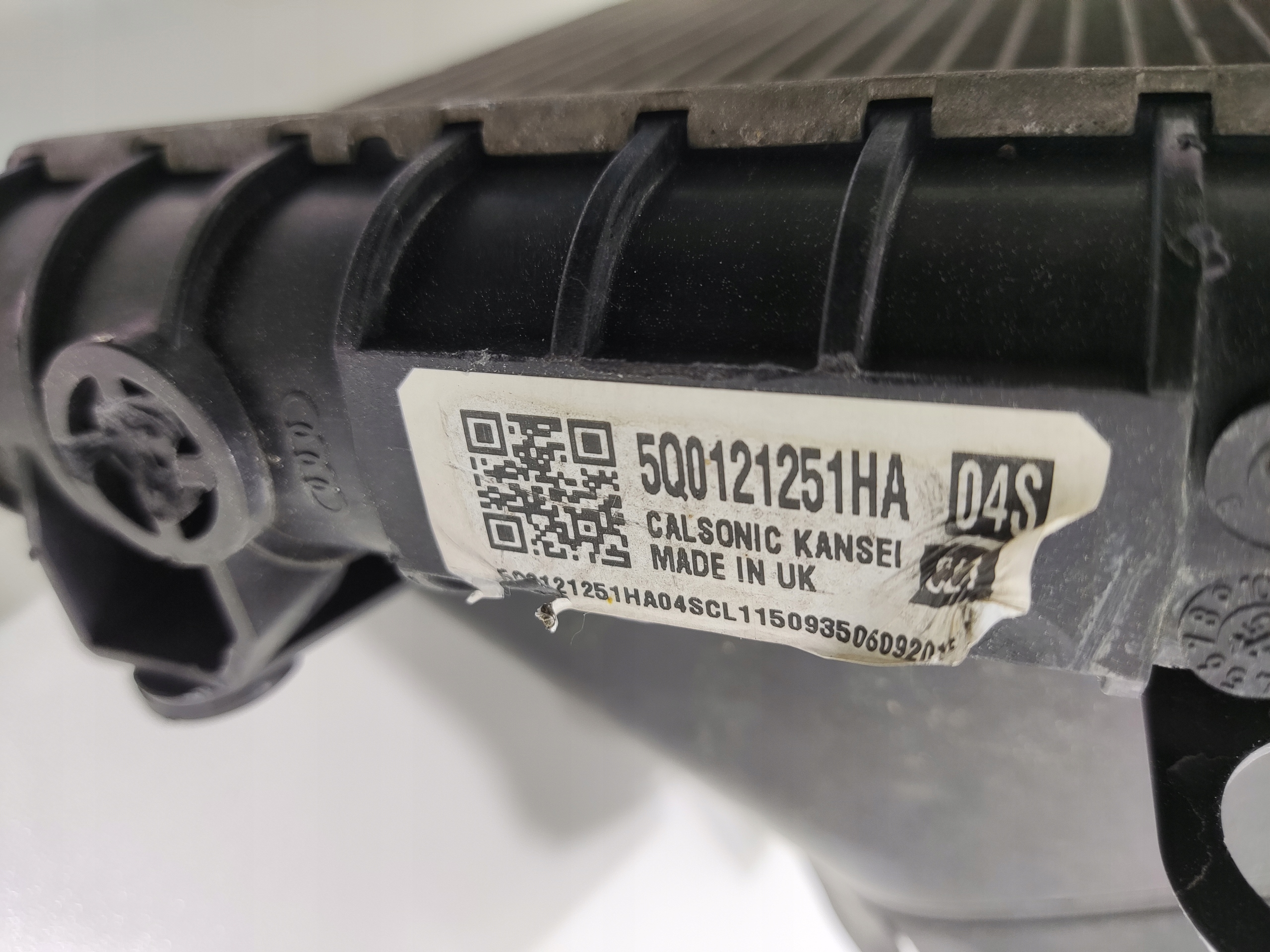 PRÍDAVNÝ VODNÝ CHLADIČ PRAVA VOLKSWAGEN GOLF VII R 2.0 TSI 5Q0121251HA