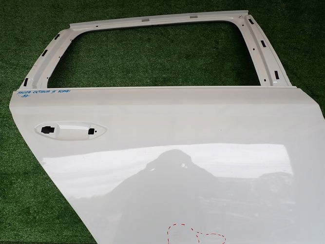 SKODA OCTAVIA IV KOMBI PRAVE ZADNE DVERE