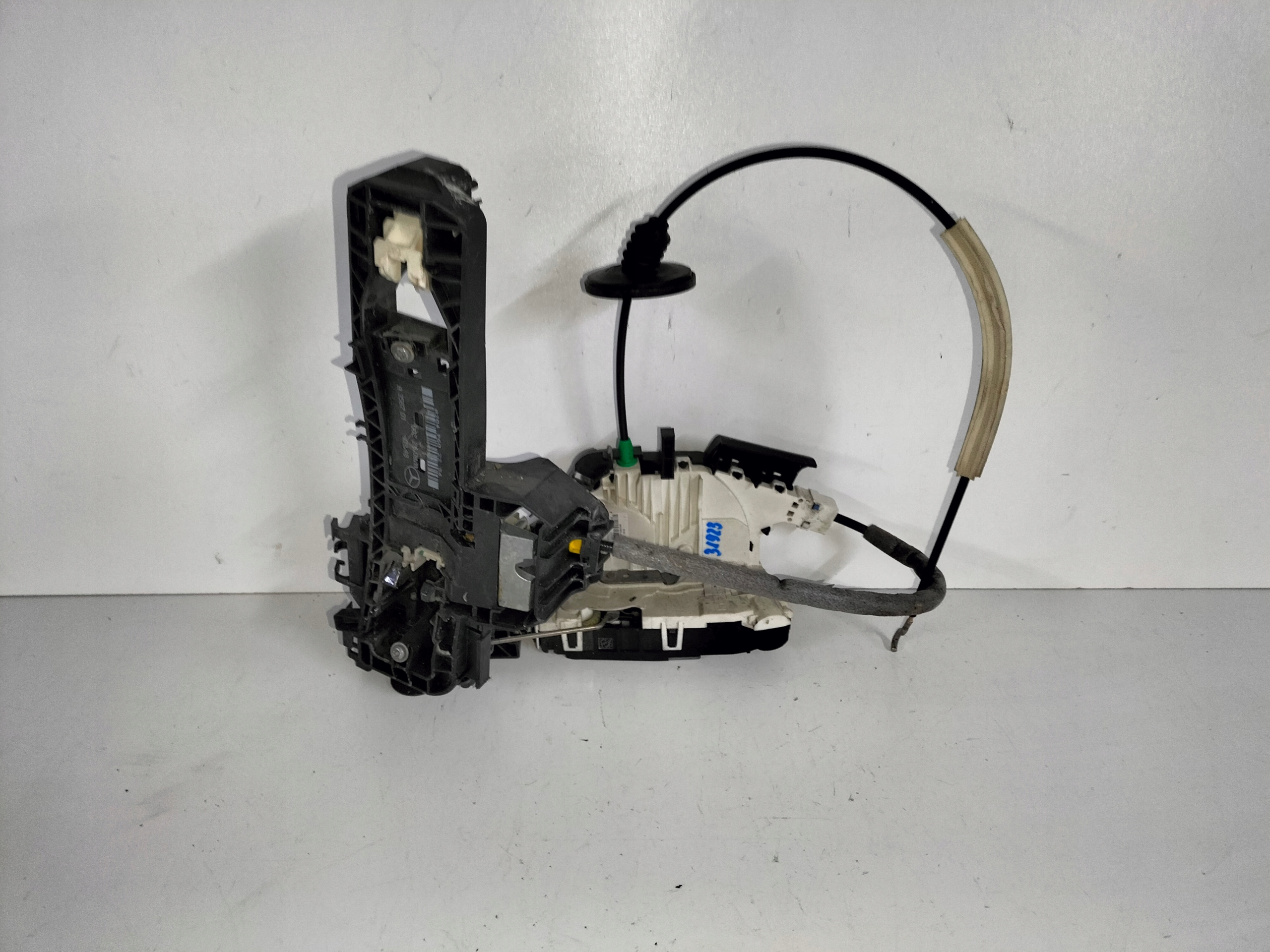 ZÁMOK PRAVÝCH PREDNÝCH DVERÍ MERCEDES E KLASA W 207 09-