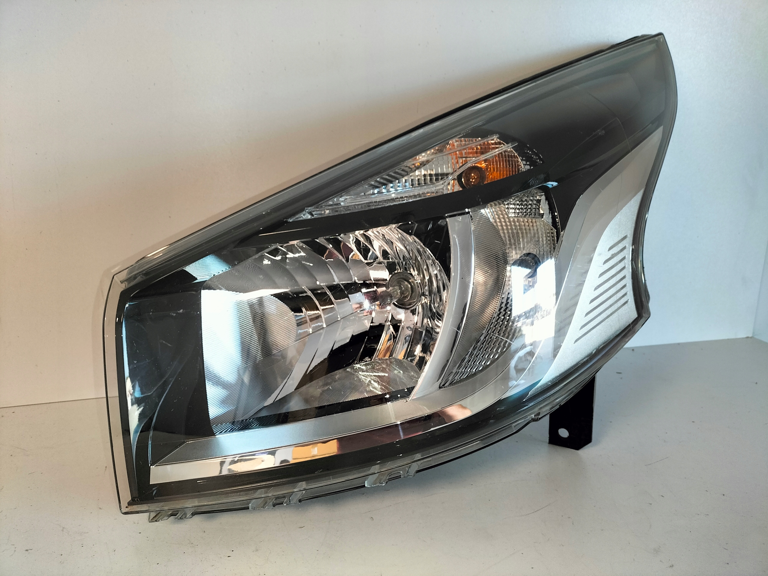 LAVE PREDNE SVETLO RENAULT TRAFIC III 14-
