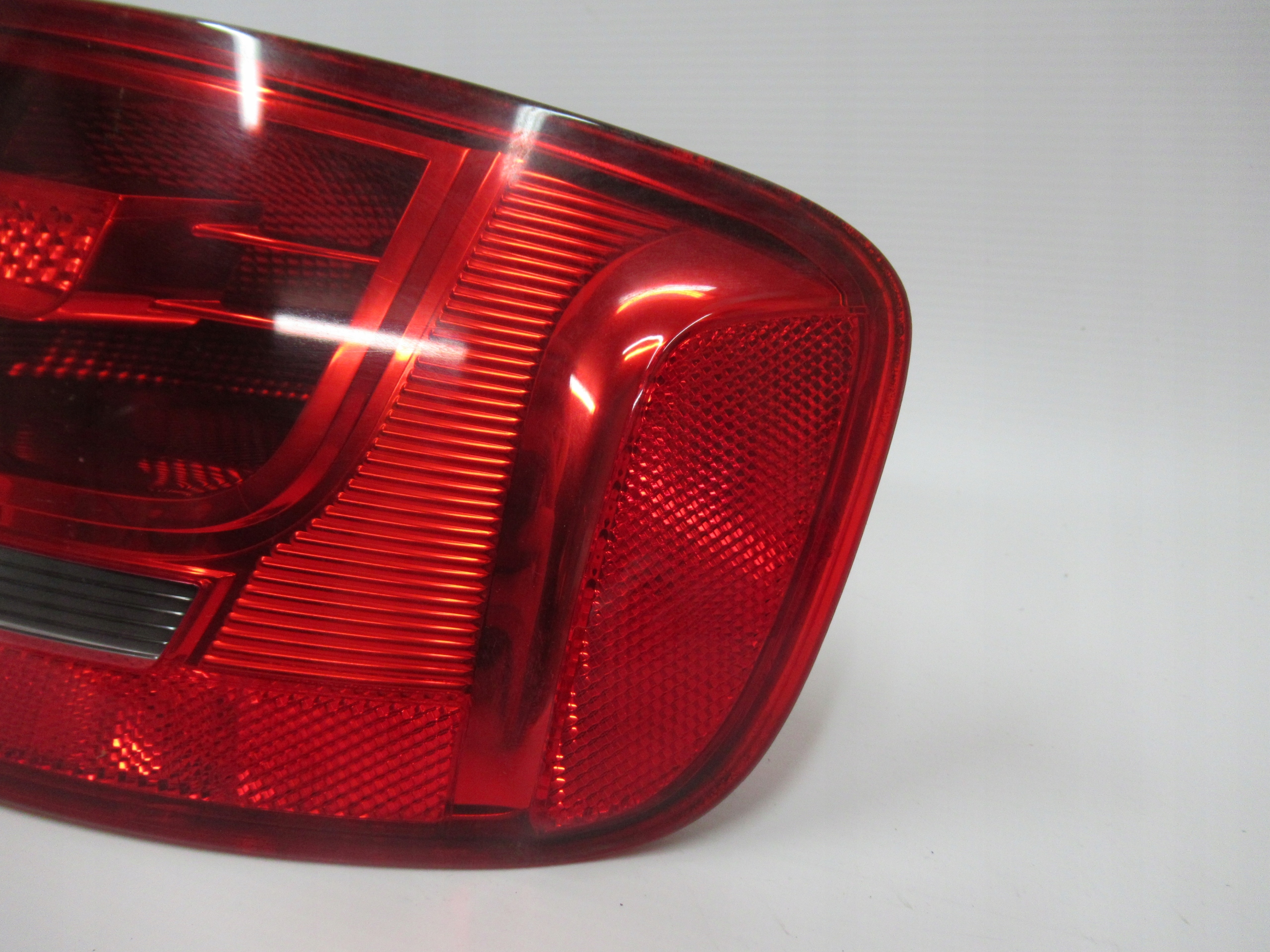 PRAVE ZADNE SVETLO AUDI A4 B8 SEDAN 08-