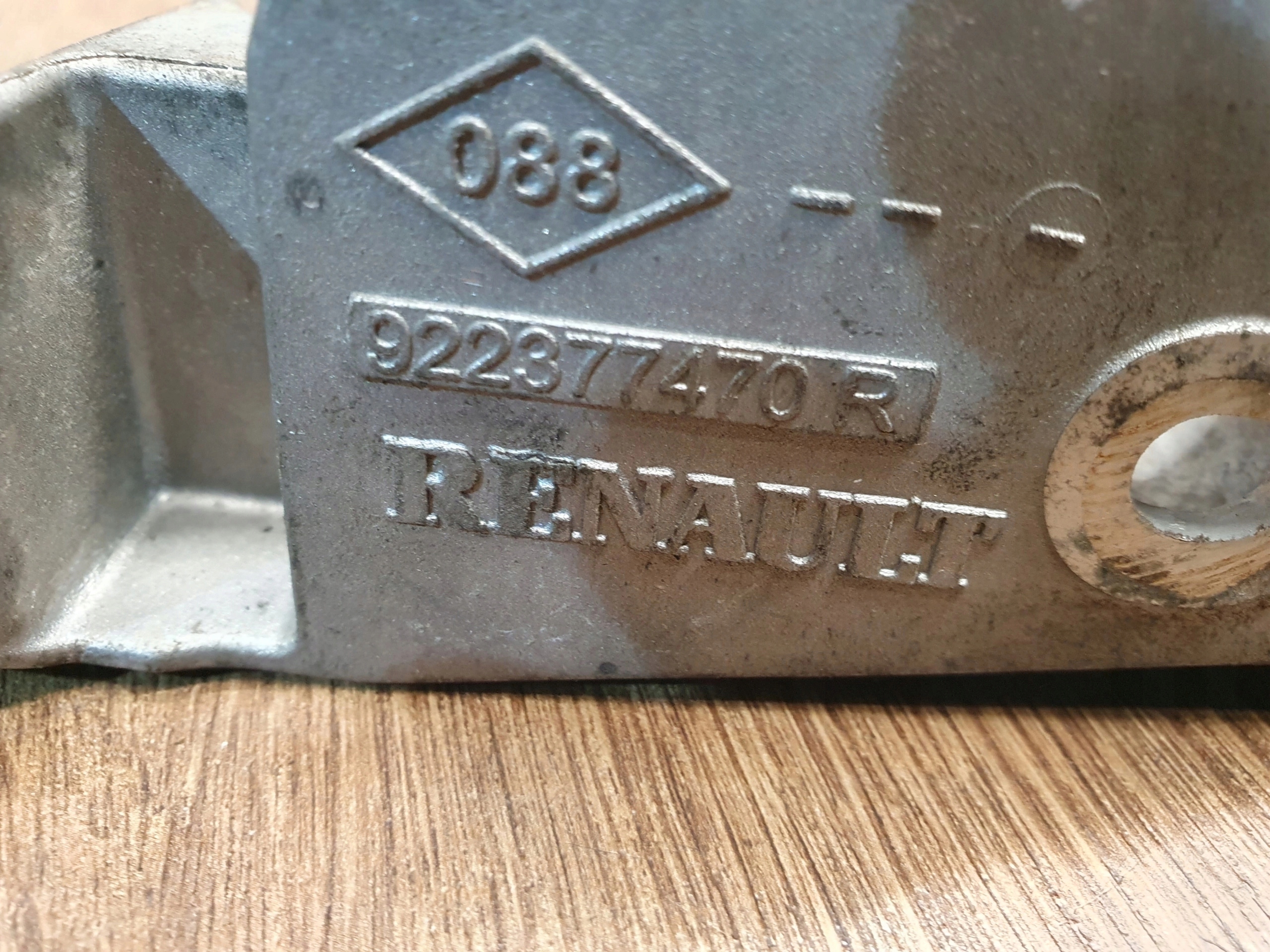 NAVARA D23 2.3 DCI DRŽIAK VODNEJ PUMPY 922377470R