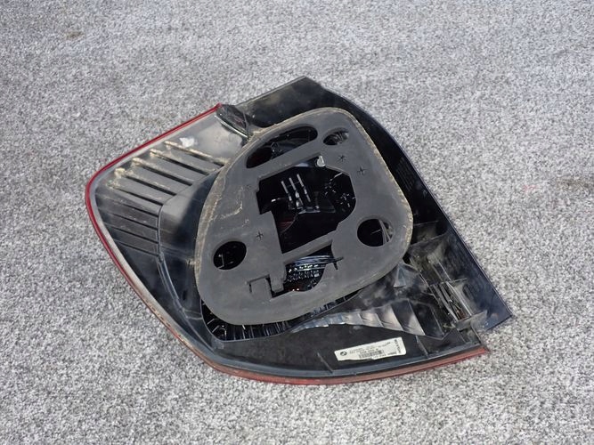 BMW E87 1 LIFT 06-10 PRAVE ZADNE SVETLO TMAVÉ