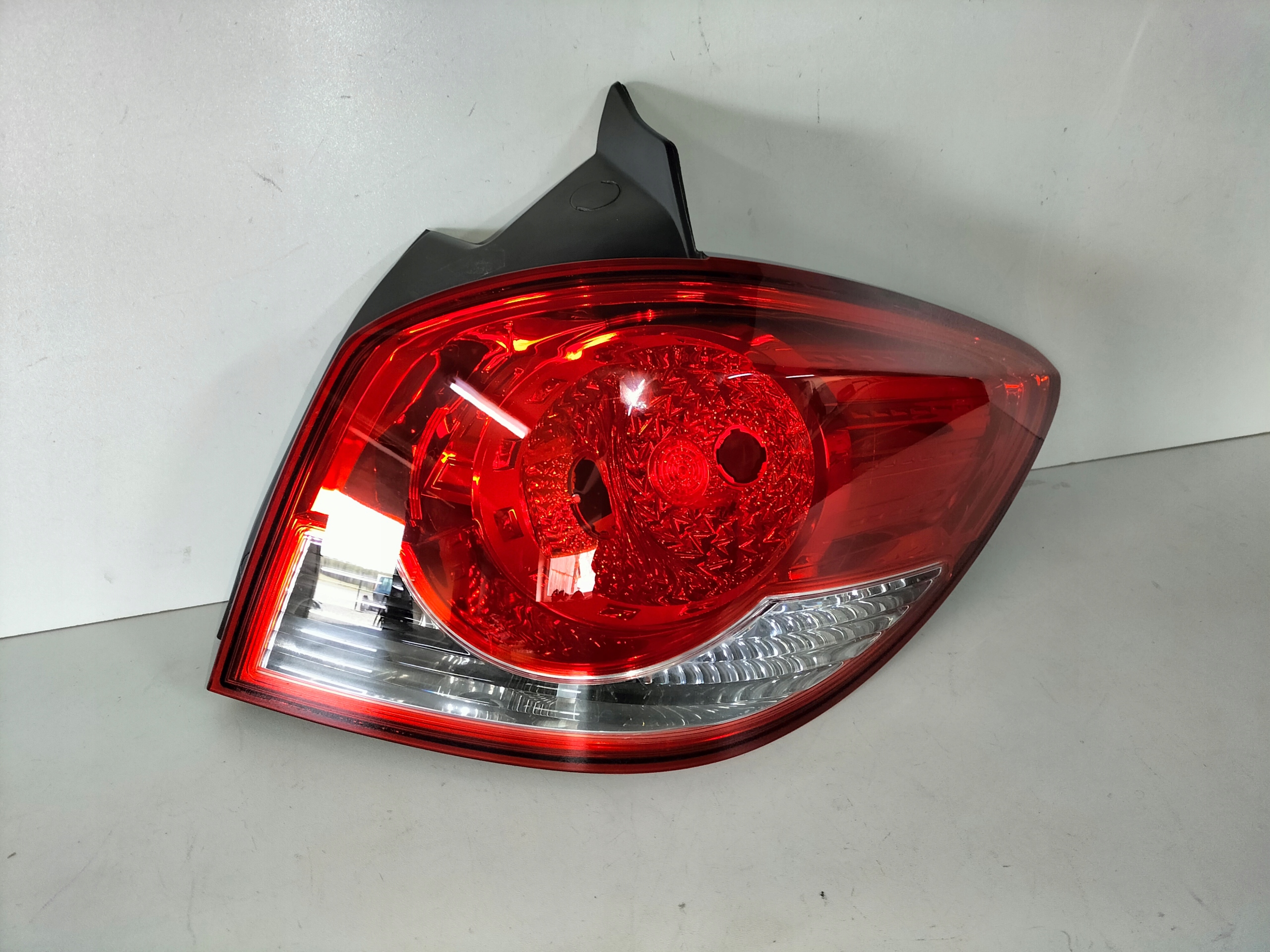 PRAVE ZADNE SVETLO CHEVROLET CRUZE 09- HB