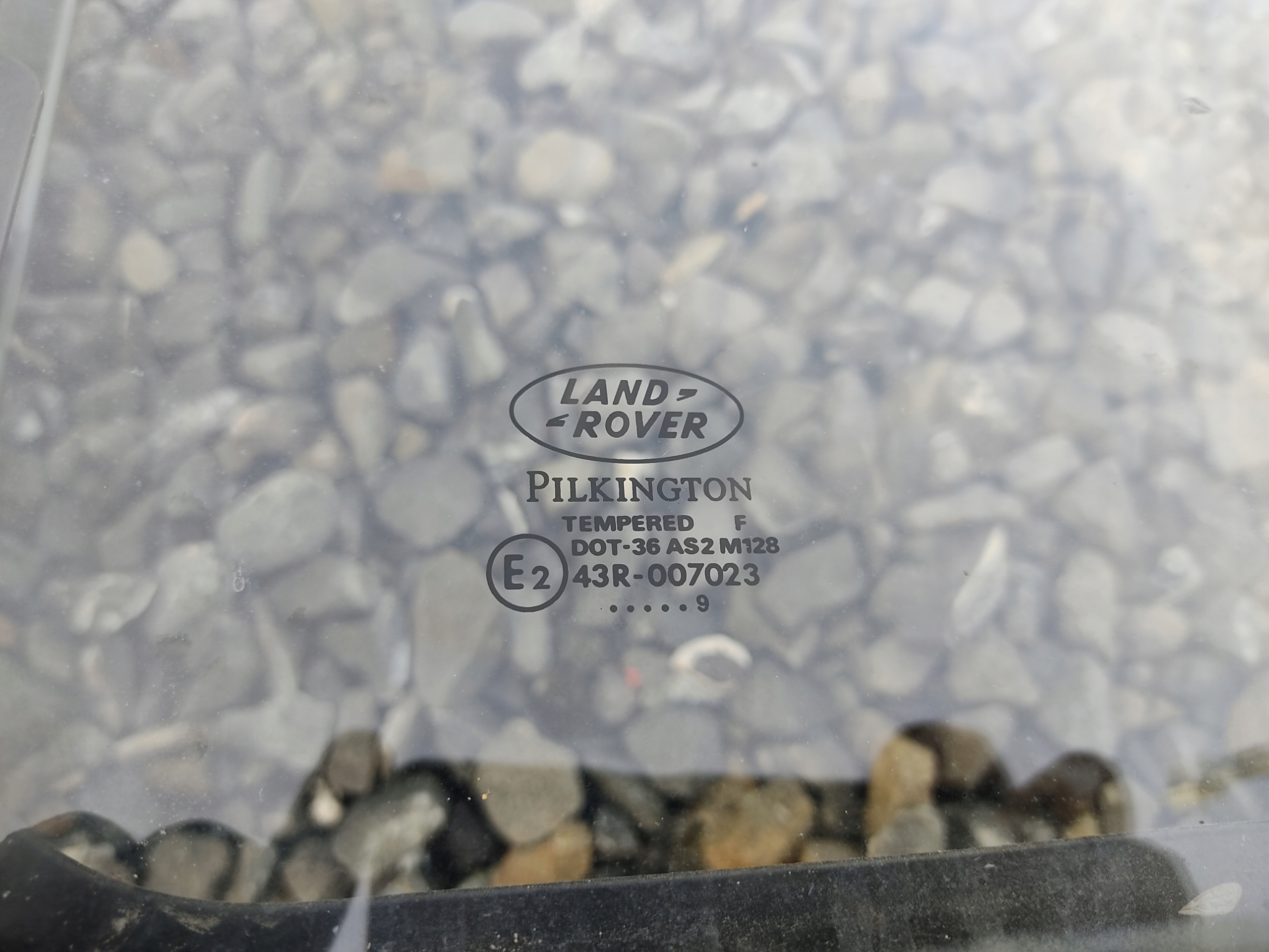 PRAVÉ ZADNÉ SKLO RÁM DEFENDER 1999-2014