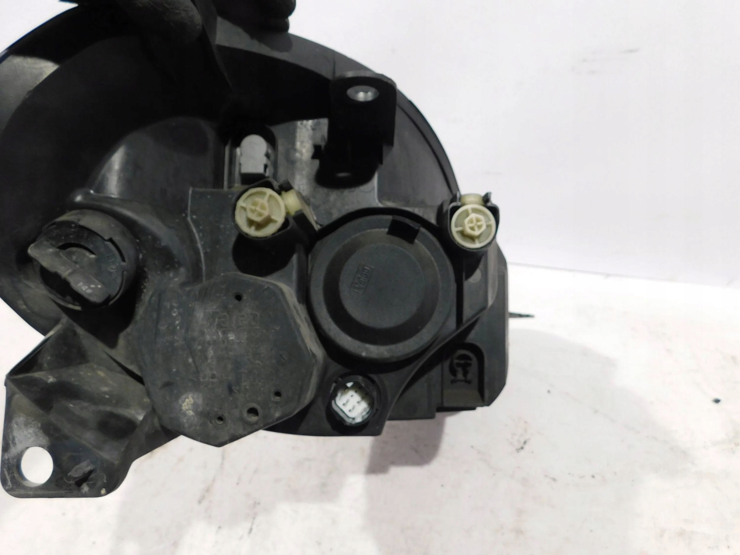 LAVE PREDNE SVETLO FIAT GRANDE PUNTO BIELA ZÁSTRČKA