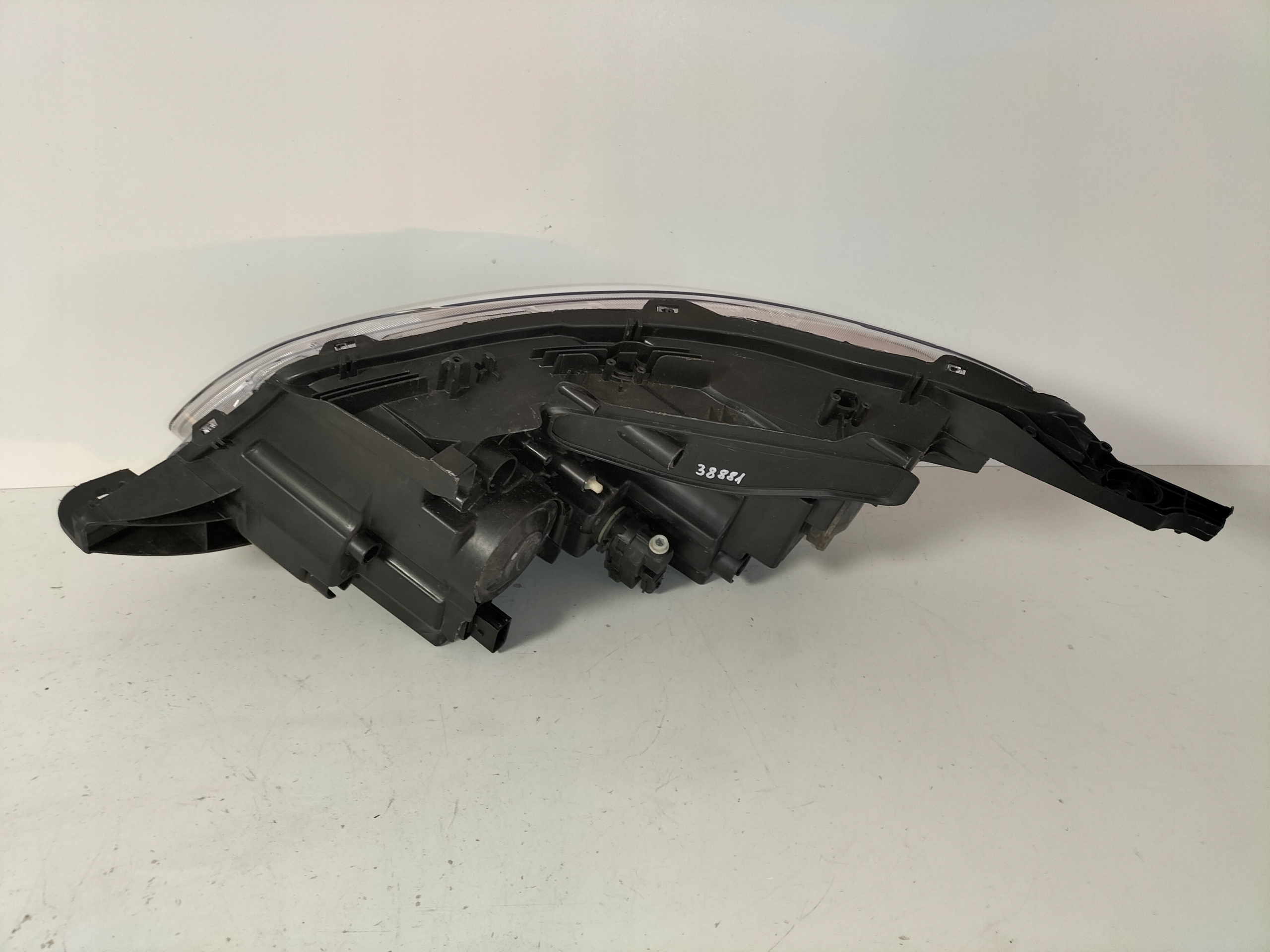 PRAVE PREDNE SVETLO PEUGEOT 2008 13-16