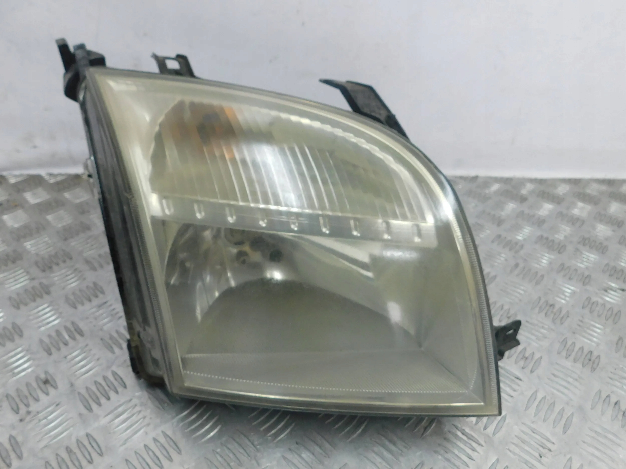 PRAVE PREDNE SVETLO FORD FUSION