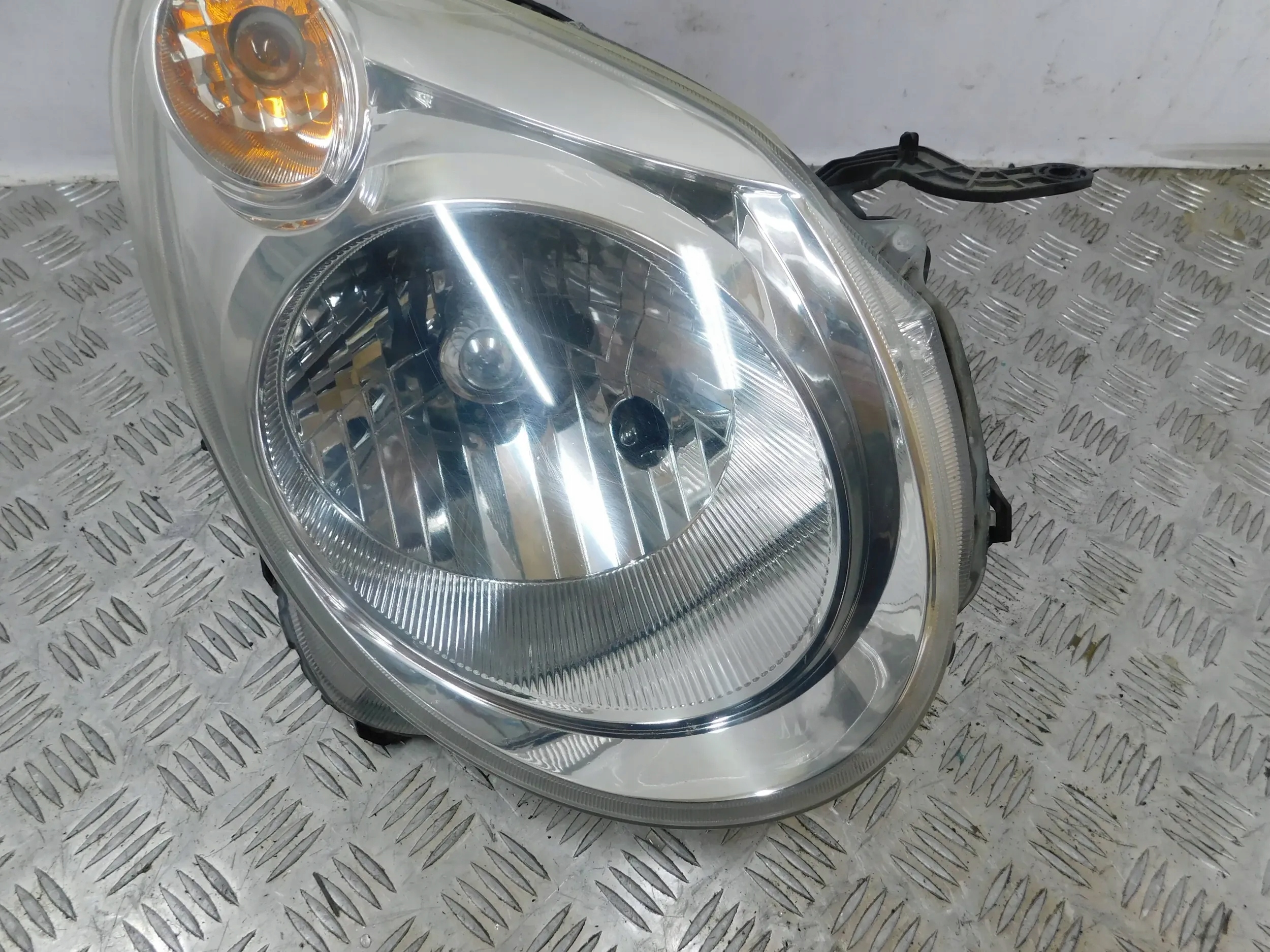 PRAVE PREDNE SVETLO SUZUKI ALTO