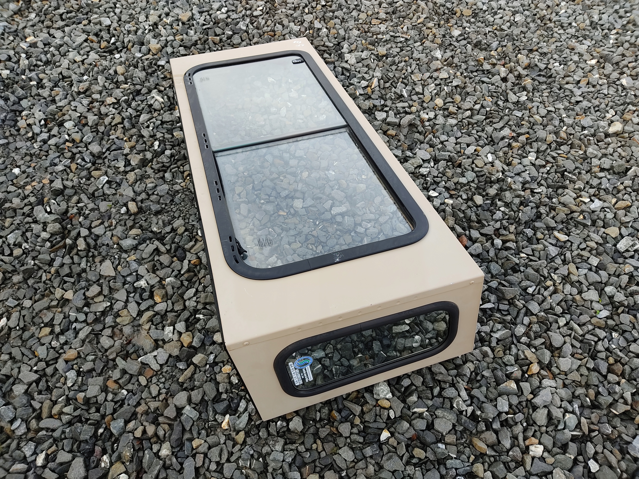 ĽAVÉ ZADNÉ SKLO RÁM DEFENDER 1999-2014