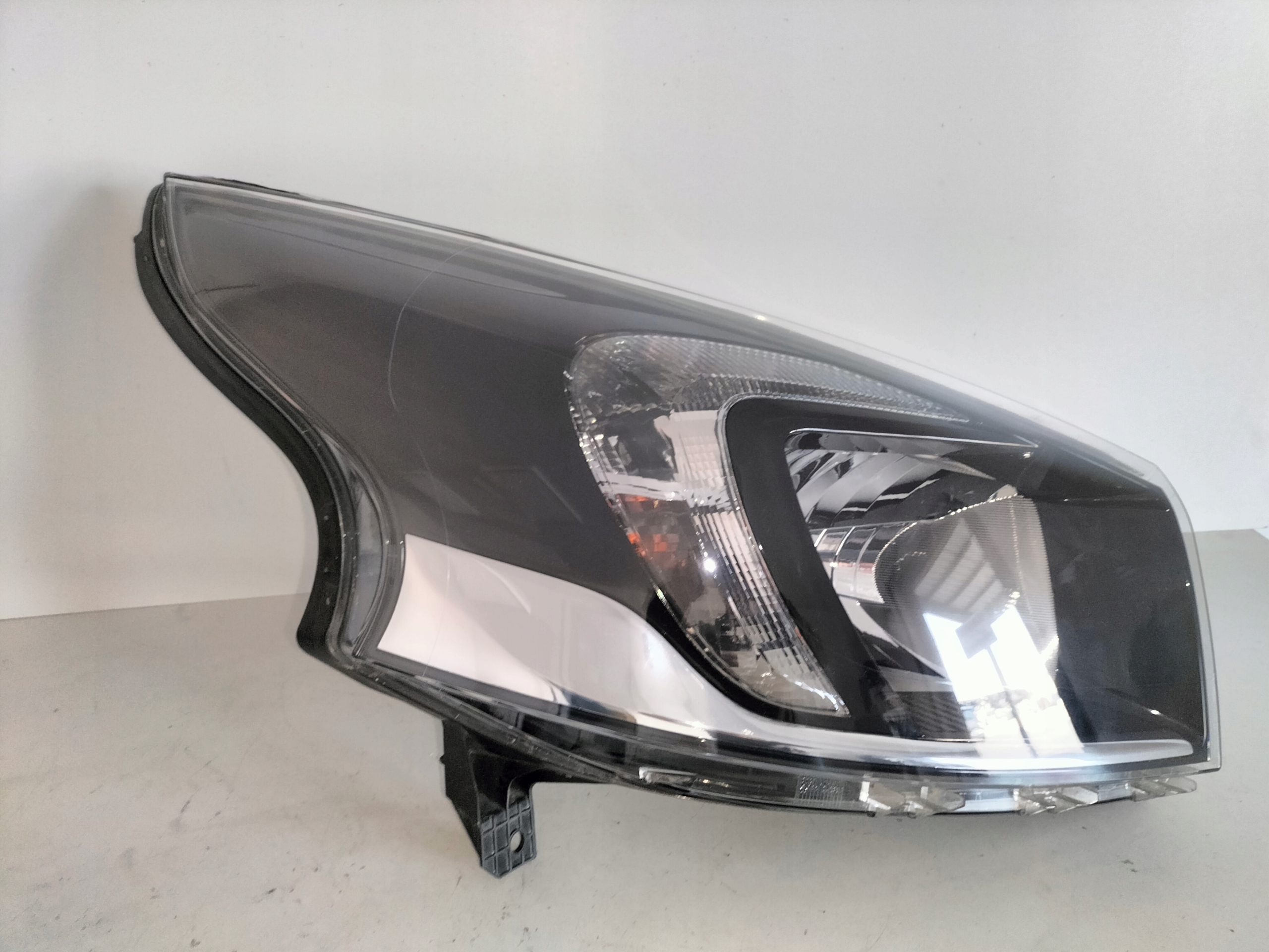 PRAVE PREDNE SVETLO OPEL VIVARO II B 14-19