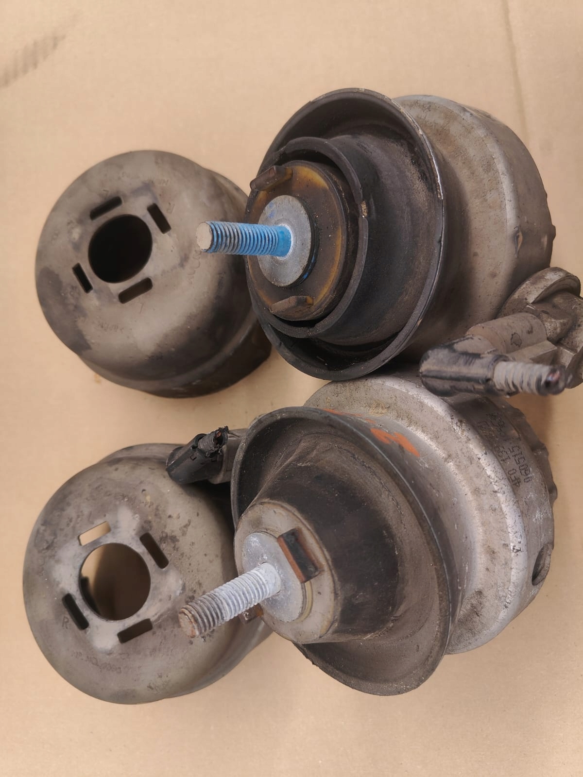 Audi SILENBLOKY MOTORA l+p 2.7 3.0 tdi 4F0199379L