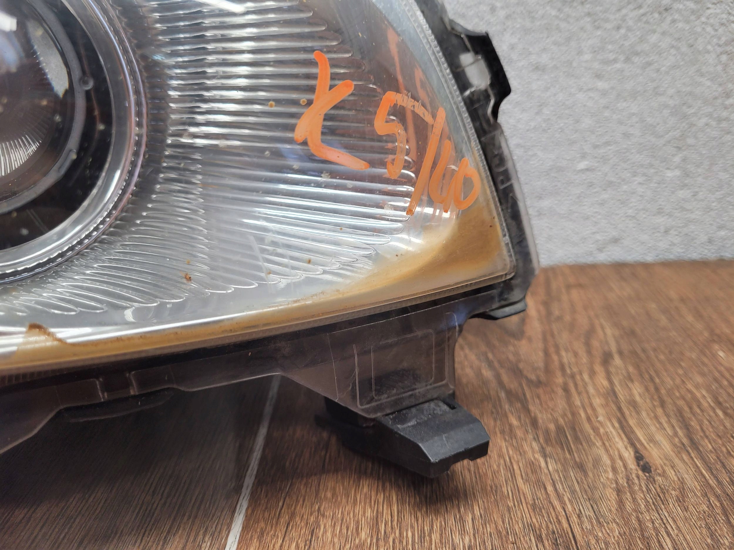 Toyota Auris I 8113002470 SVETLO PRAVÝ PREDNÝ