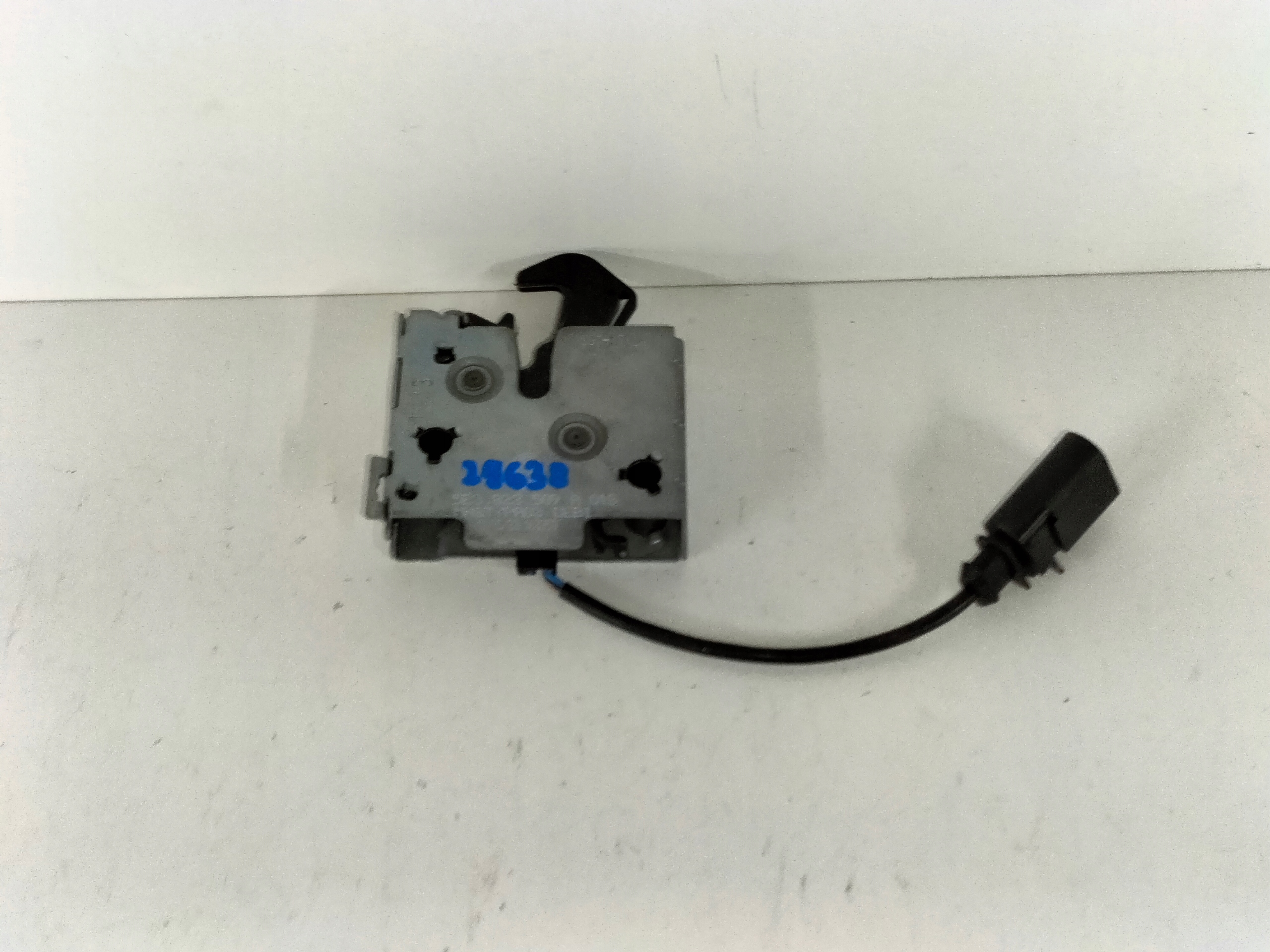 ZAMOK PREDNEJ KAPOTY SKODA OCTAVIA 4 IV 19-