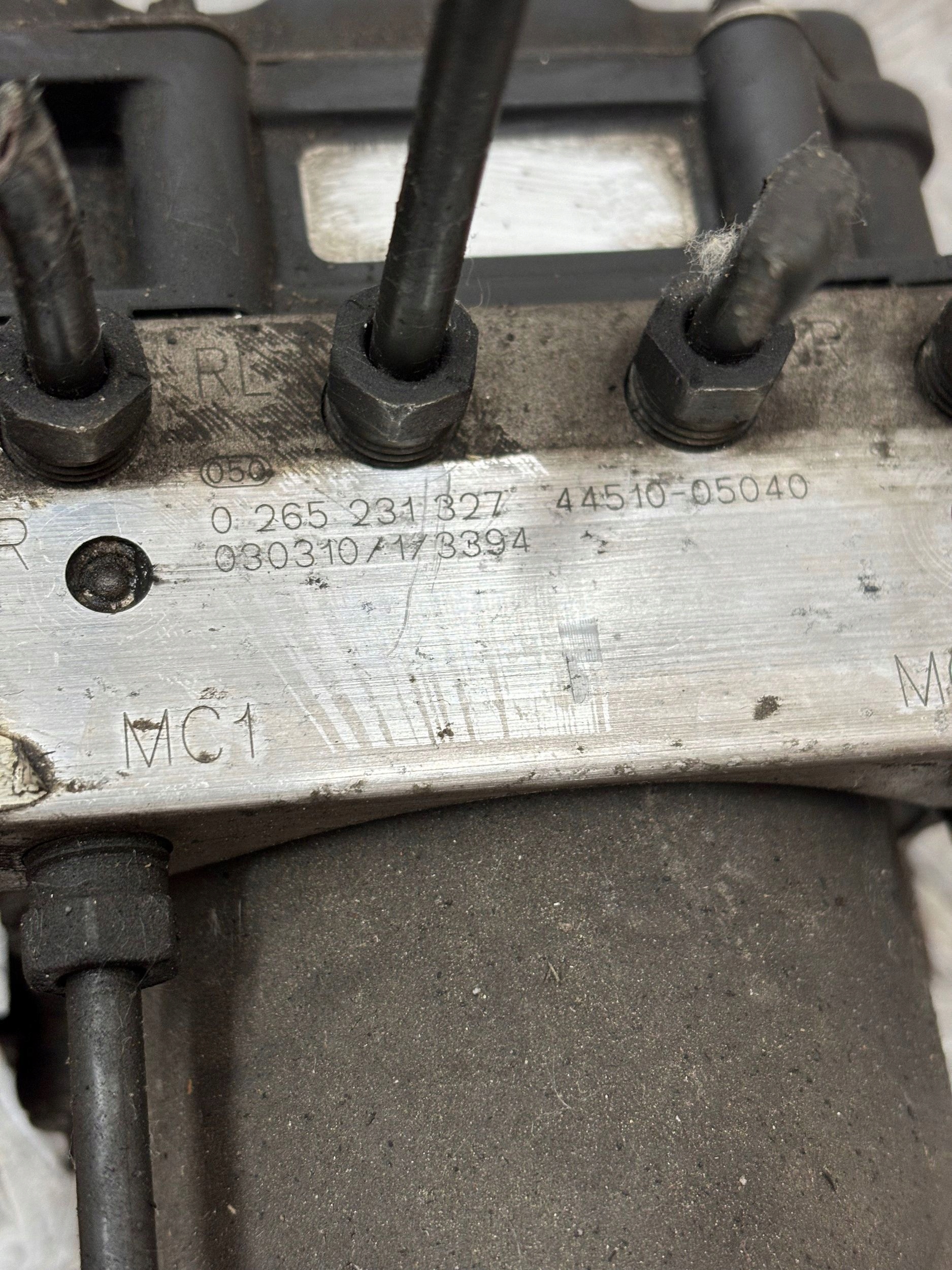 KOCKA ABS 0265231327 TOYOTA AVENSIS T25
