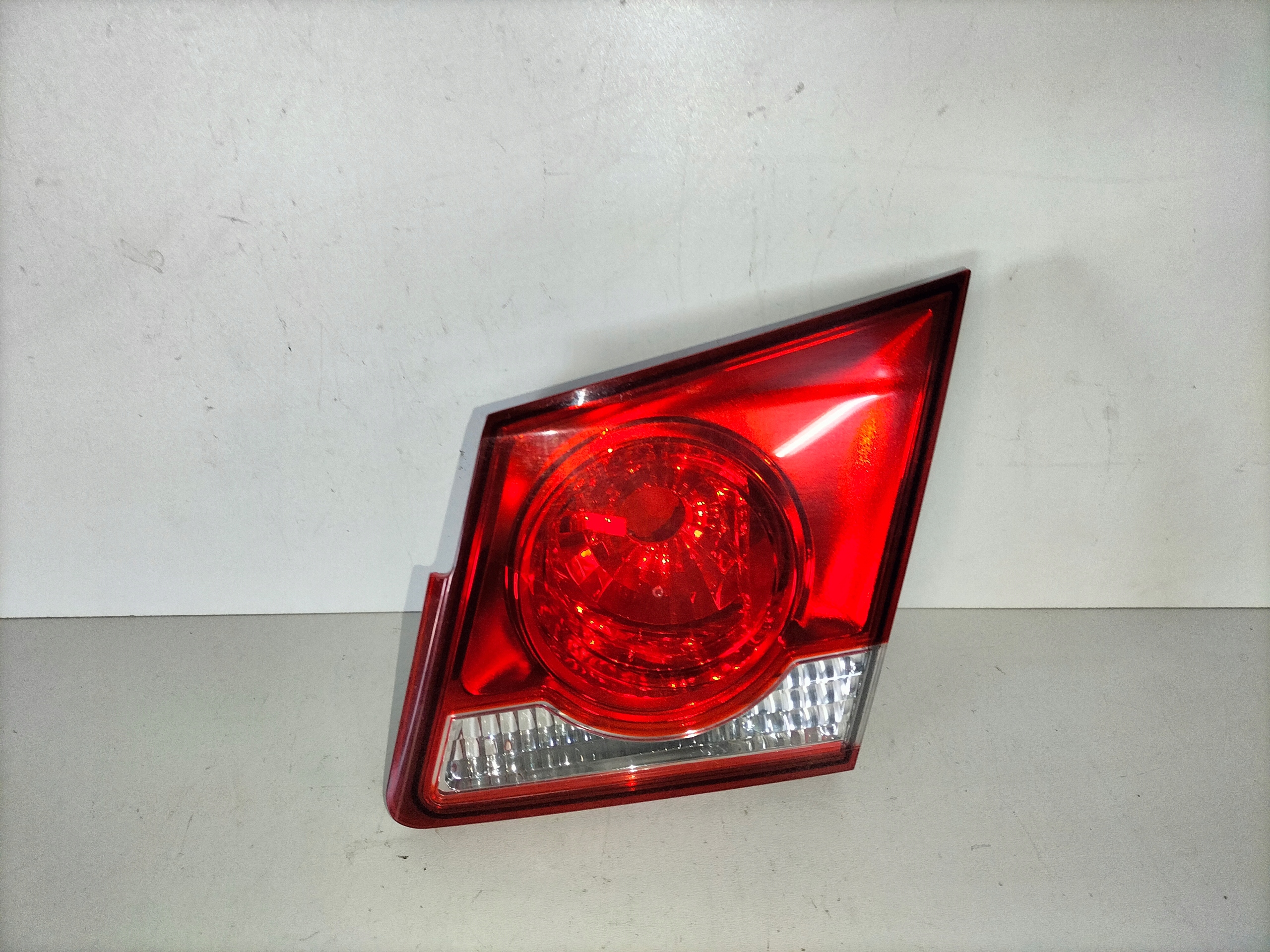 PRAVE ZADNE SVETLO CHEVROLET CRUZE 09- SEDAN VNÚTORNÉ NA KAPOTE