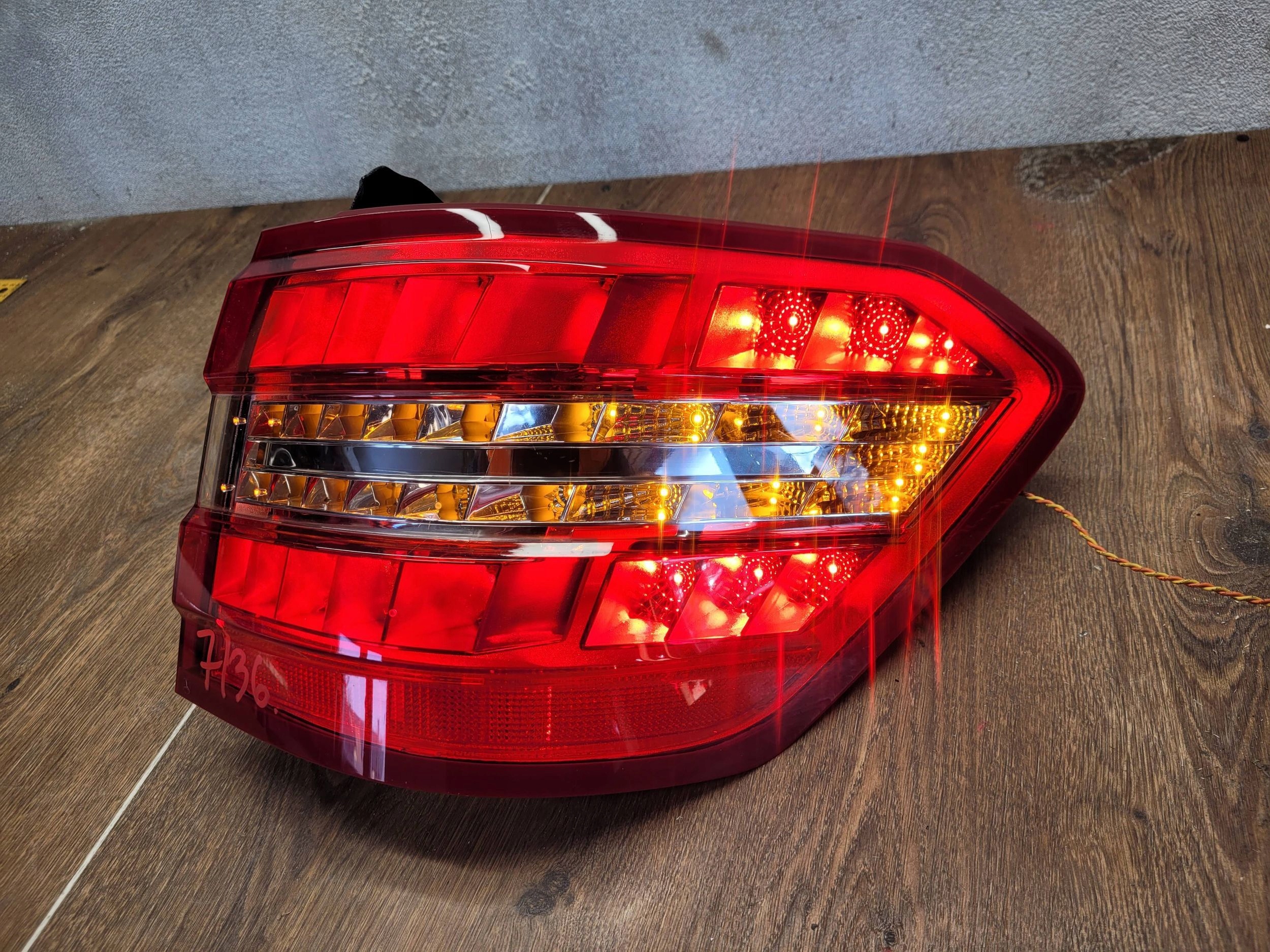 MERCEDES E W212 KOMBI 2128204064 PRAVÉ ZADNÉ SVETLO