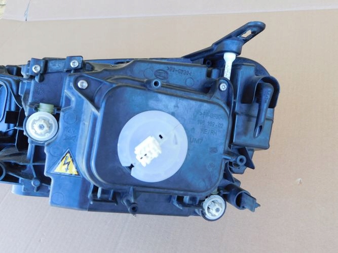VW TOUAREG XENON PRAVE PREDNE SVETLO