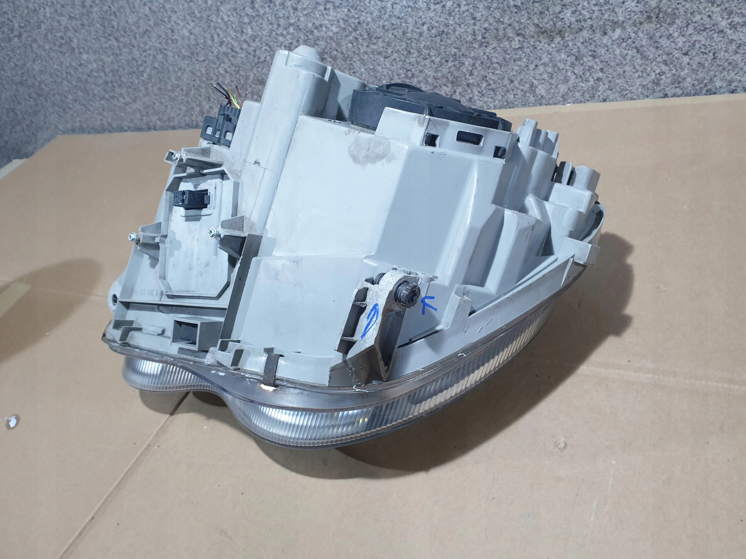 MERCEDES 203 XENON PRAVE PREDNE SVETLO
