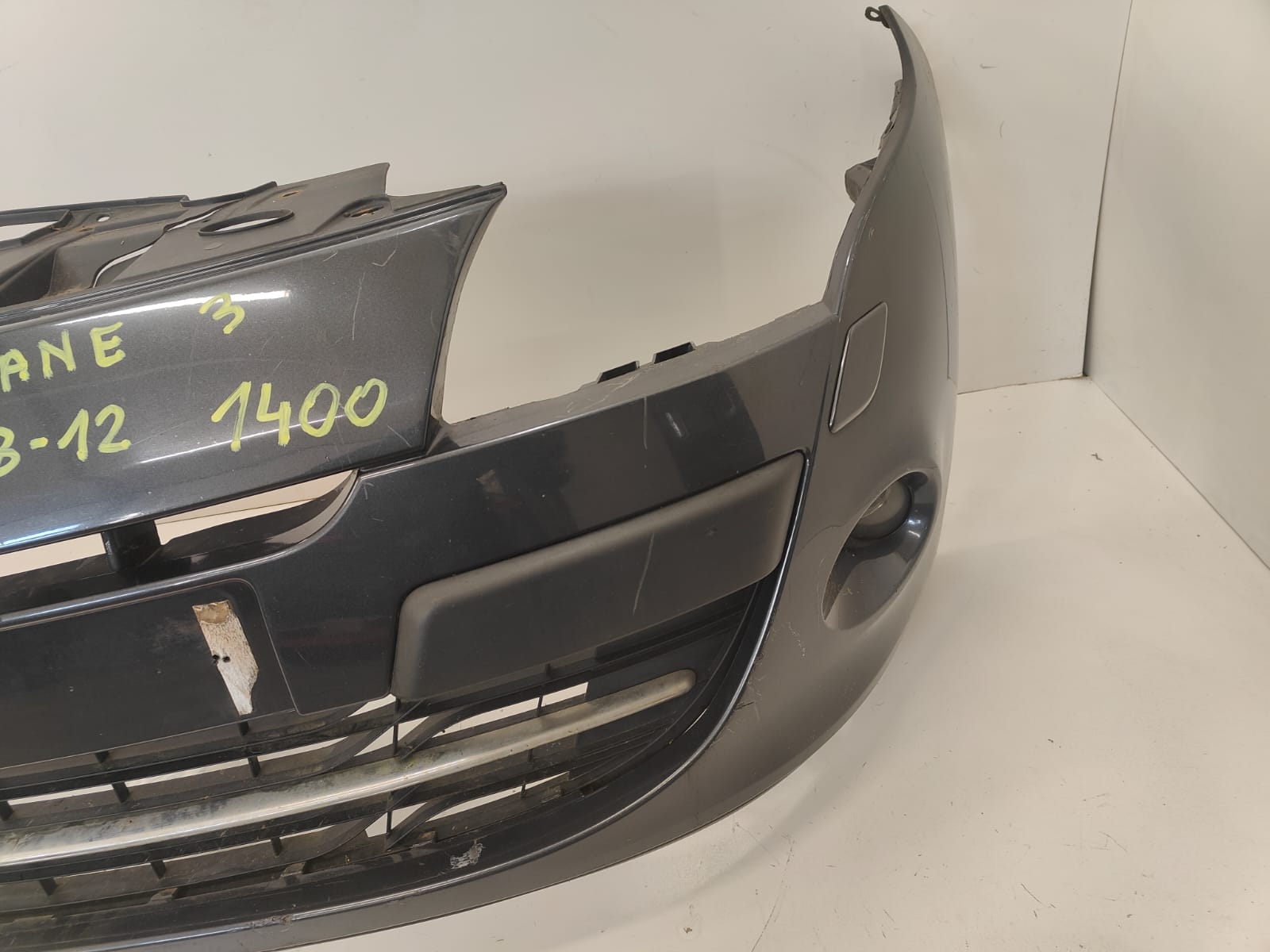 Renault Megane III 08-12 PREDNÝ NÁRAZNÍK KOMPLETNY OSTREKOVAČE