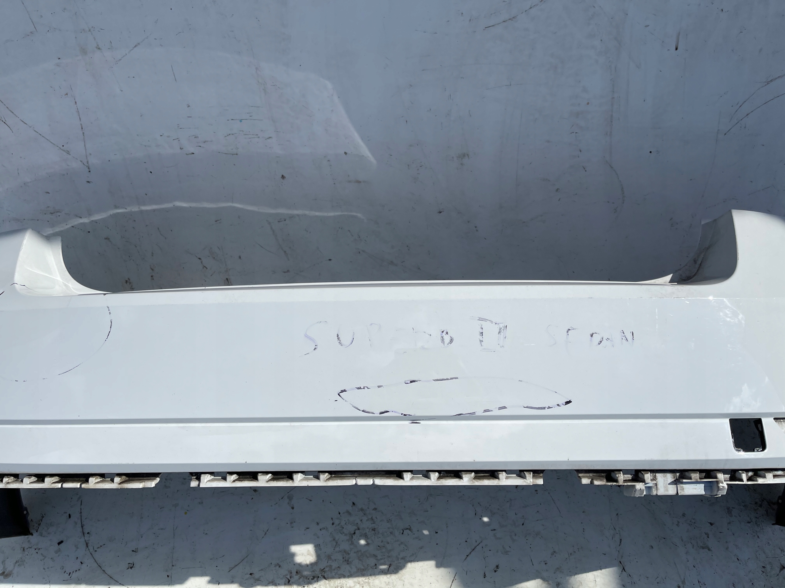 ZADNÝ NÁRAZNÍK SKODA SUPERB III SEDAN