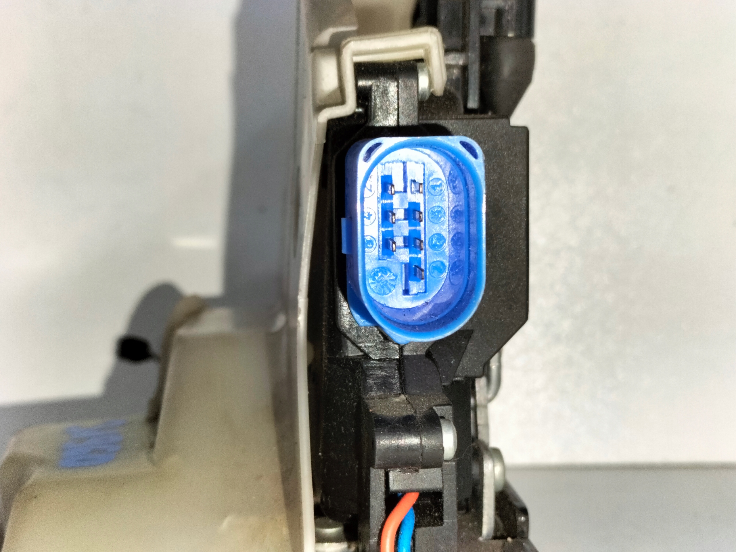 ZÁMOK PRAVÝCH ZADNÝCH DVERÍ SKODA OCTAVIA II 04- VW GOLF V 03- GOLF PLUS