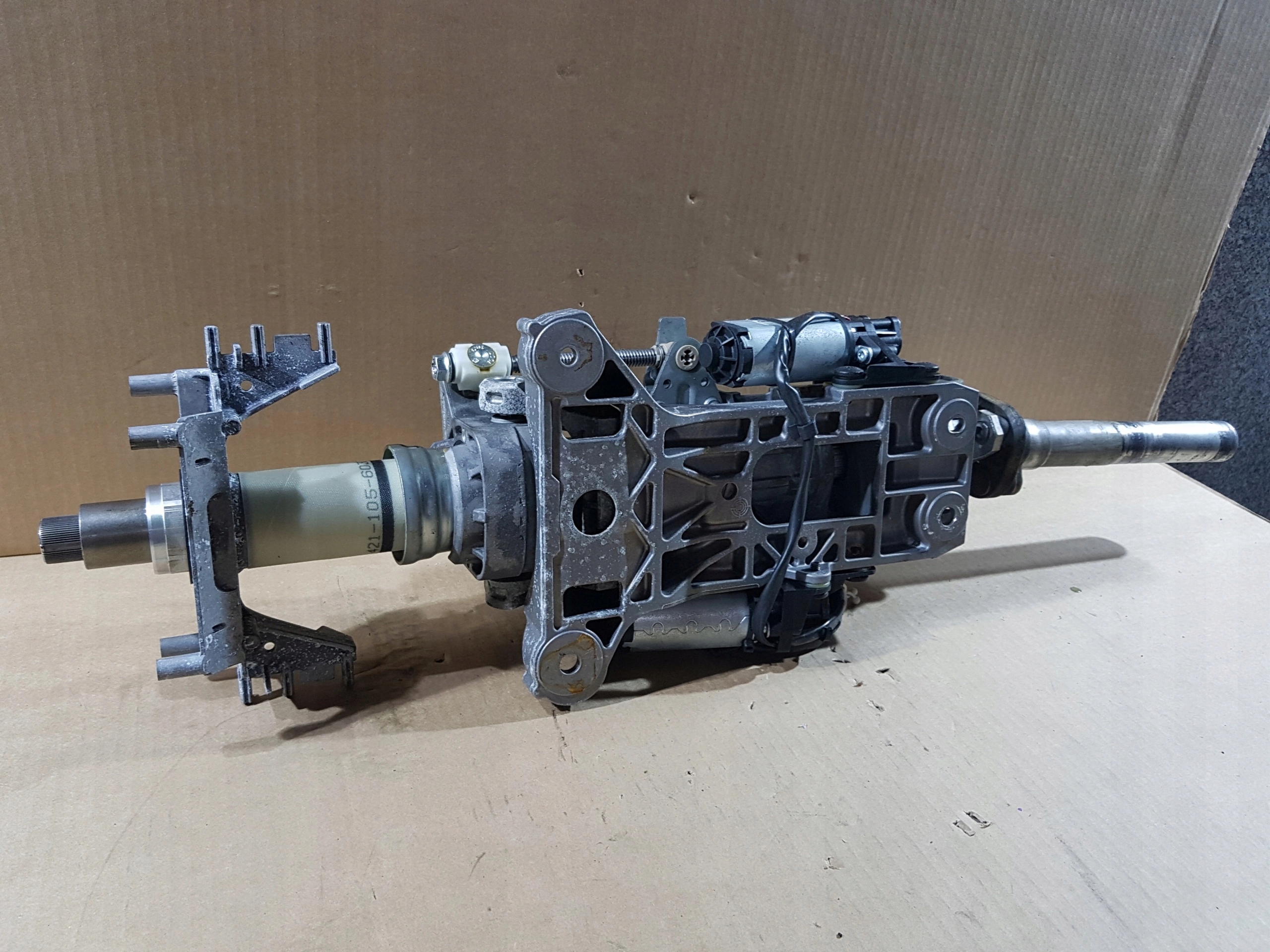 BMW F01 F02 750i 4.4 VOLANTOVÁ TYČ