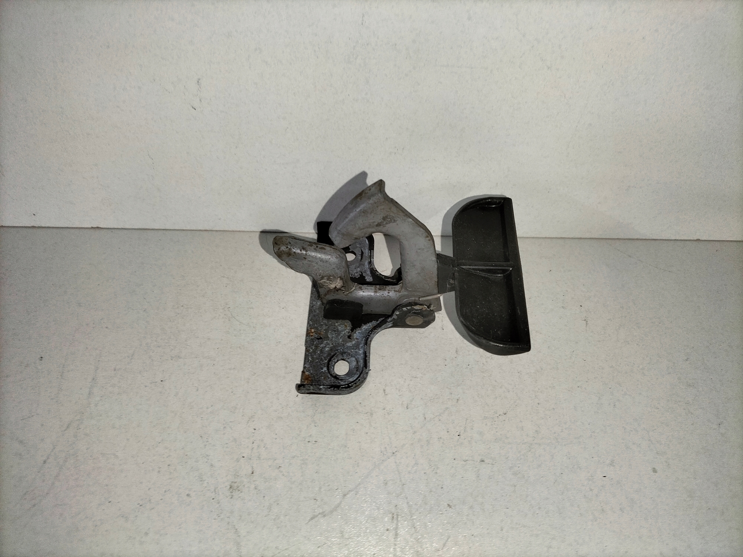 ZAMOK PREDNEJ KAPOTY MERCEDES CLK W209 02-