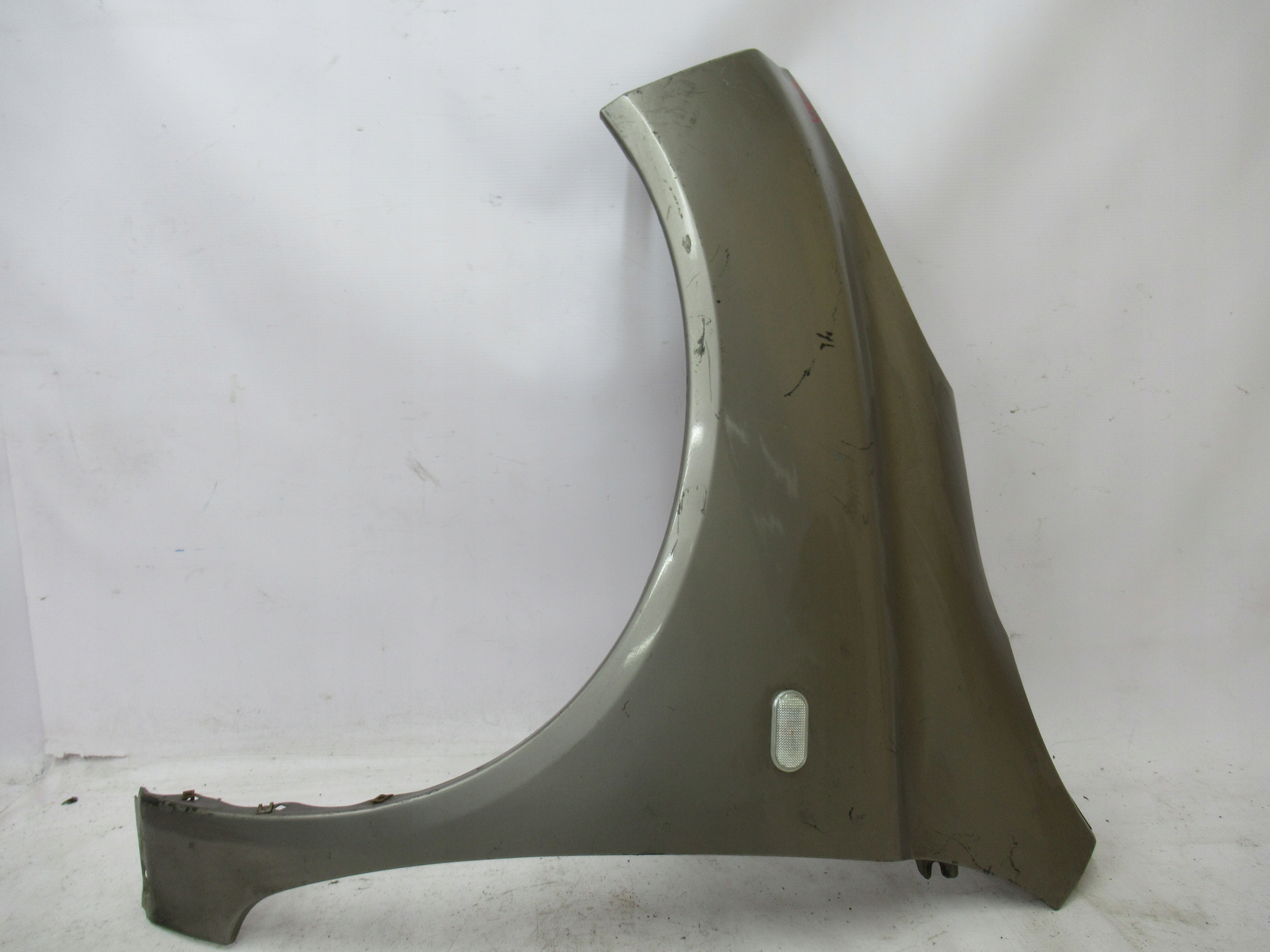 ĽAVÝ PREDNÝ BLATNÍK NISSAN MICRA K12