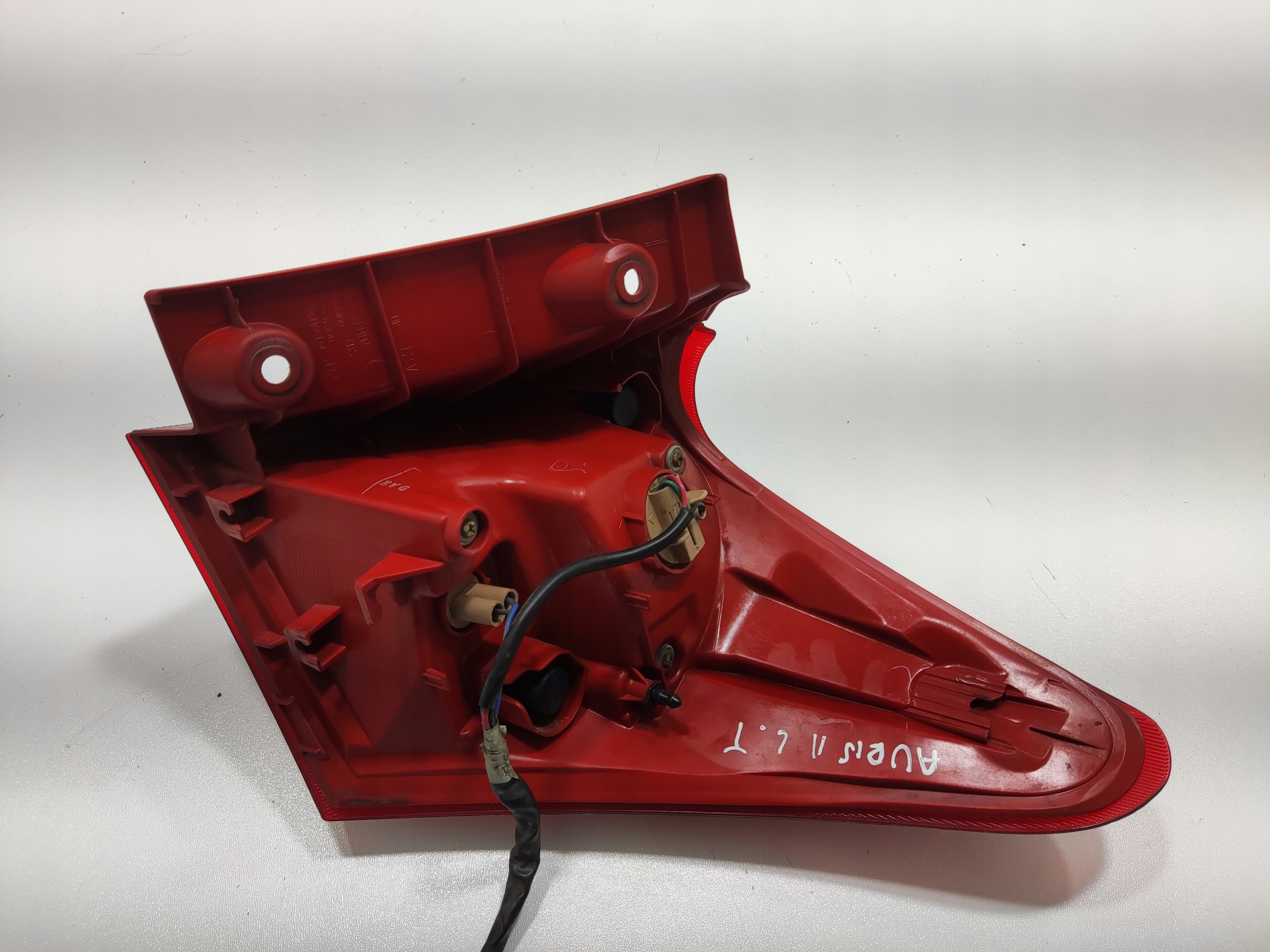LAVE ZADNE SVETLO BLATNIKA TOYOTA AURIS II E18 HATCHBACK 2012-2015