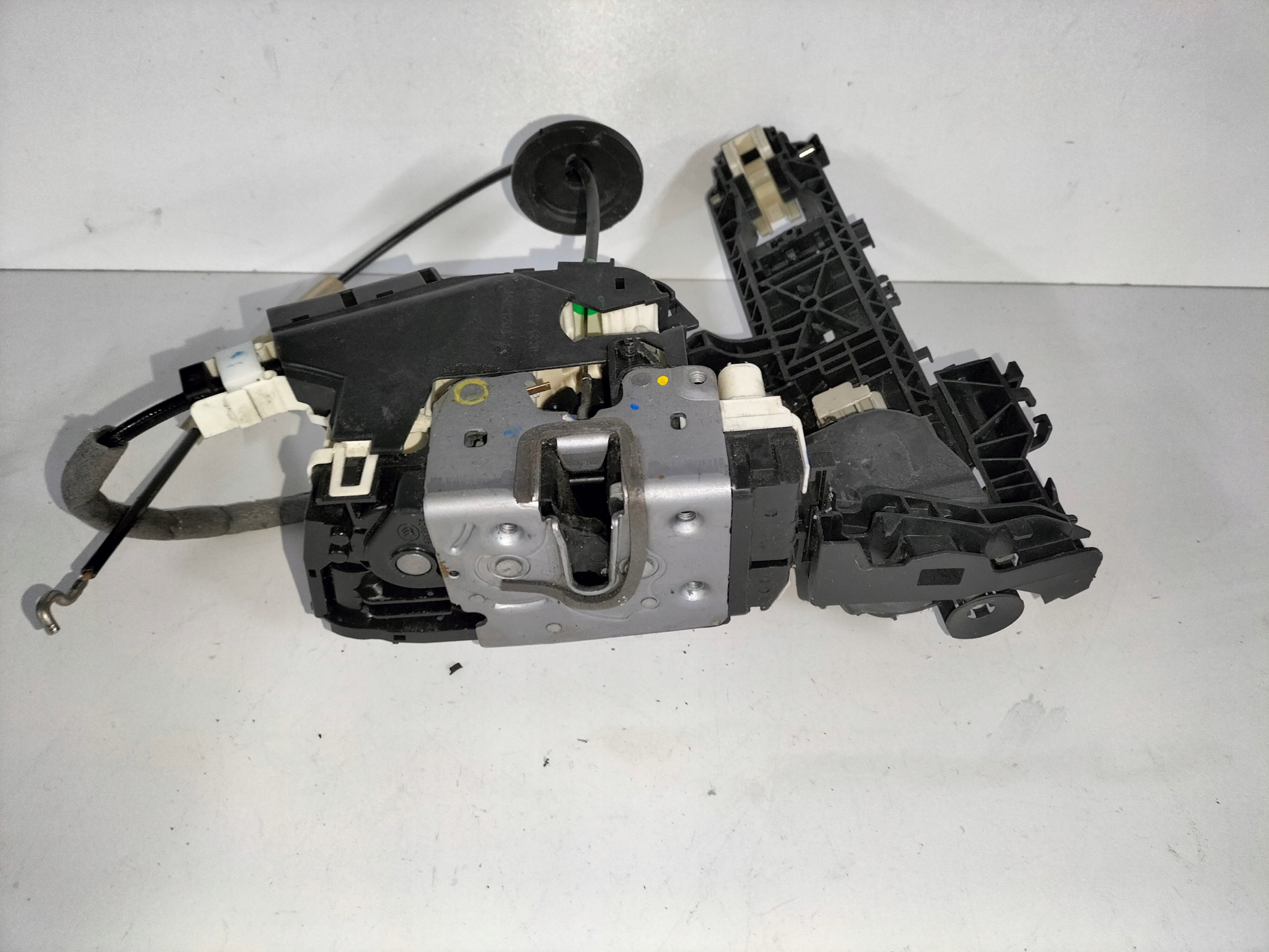 ZÁMOK PRAVÝCH PREDNÝCH DVERÍ MERCEDES E KLASA W 207 09-