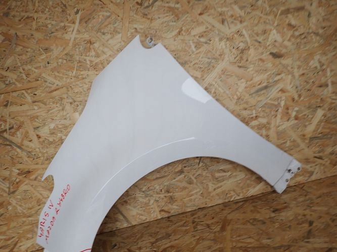 TOYOTA YARIS IV ĽAVÝ PREDNÝ BLATNÍK