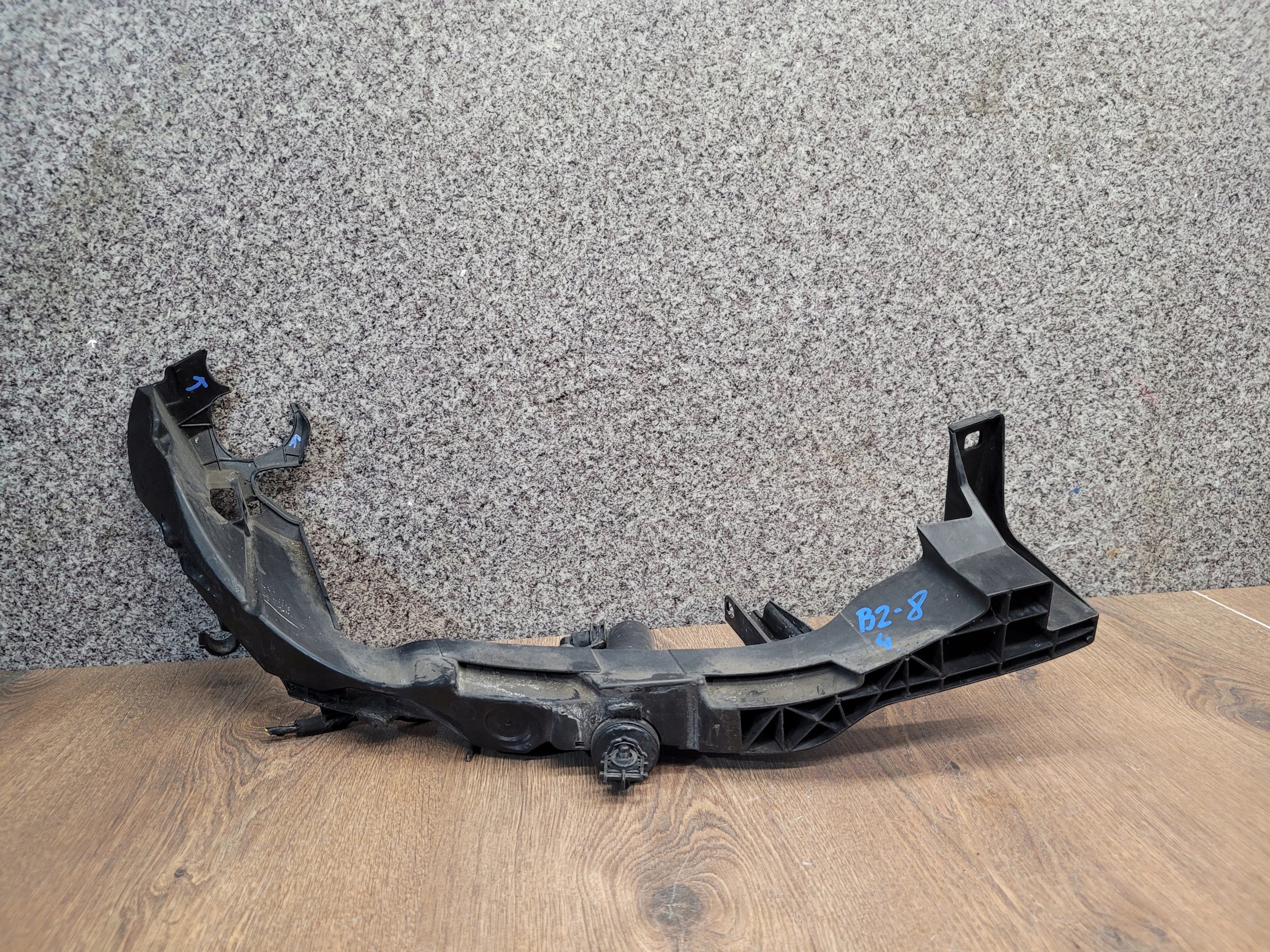 BMW E92 E93 DRŽIAK PRAVÉHO SVETLA OSTREKOVAC 7227926