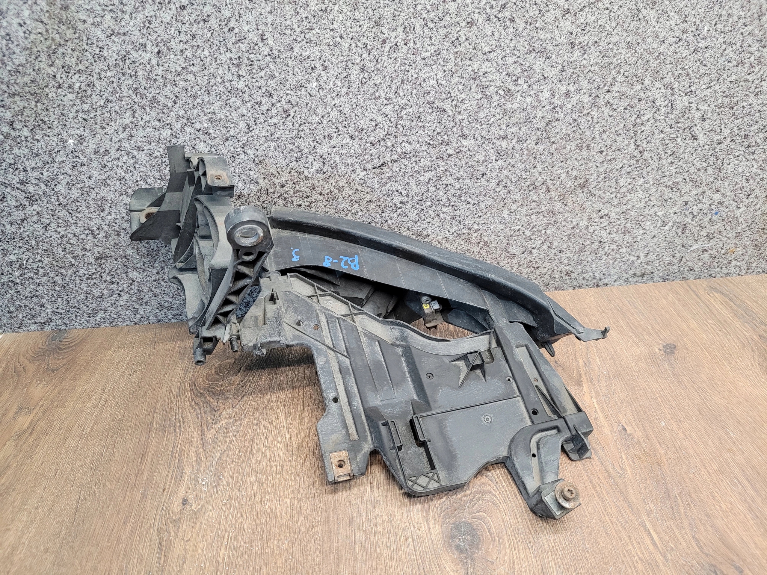 AUDI A4 B8 DRŽIAK PRAVÉHO SVETLA OSTREKOVAC 8K0805608A