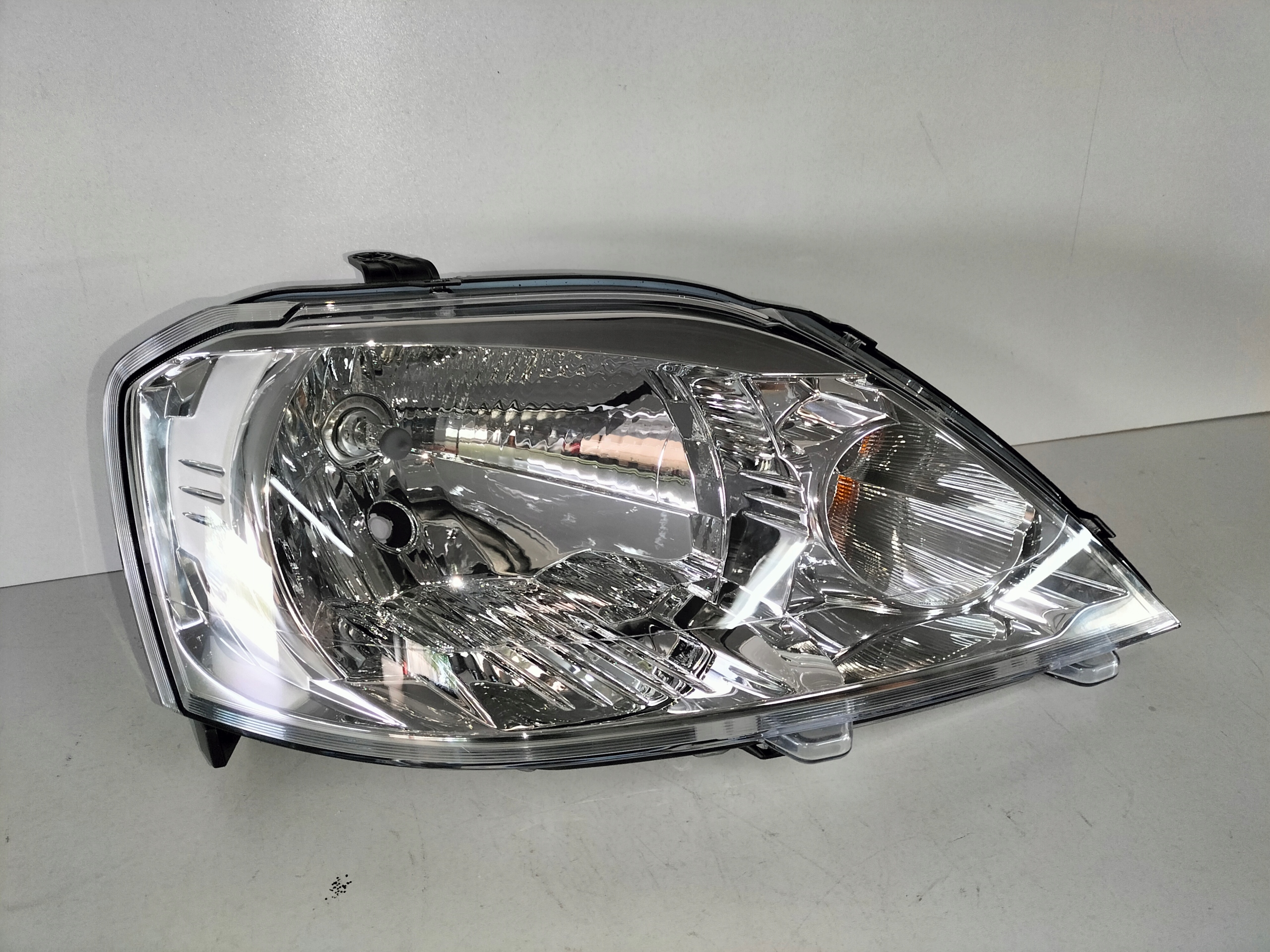 PRAVE PREDNE SVETLO DACIA LOGAN I LIFT 08-12