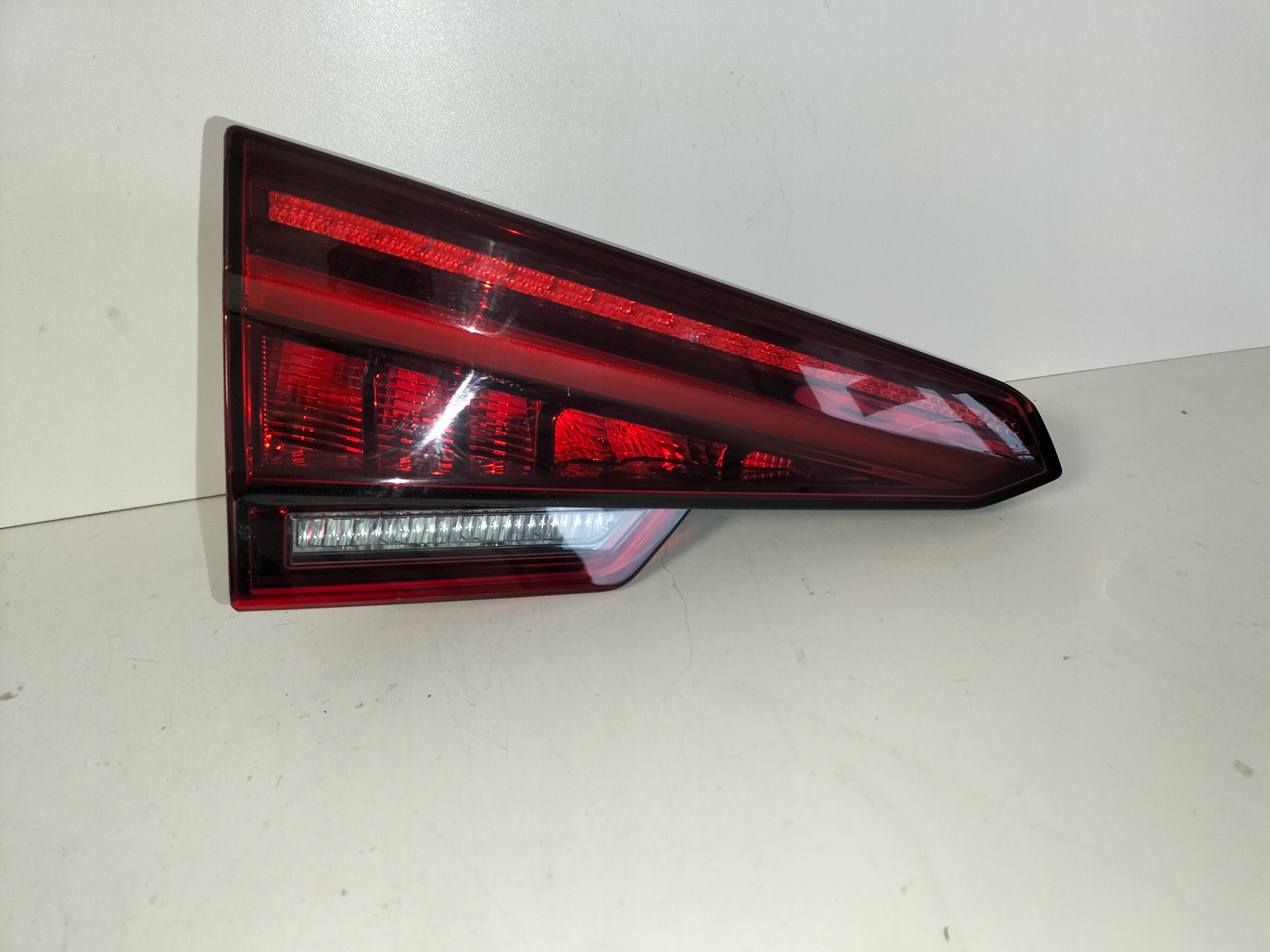 LAVE ZADNE SVETLO AUDI A4 B9 15-19 SEDAN LED