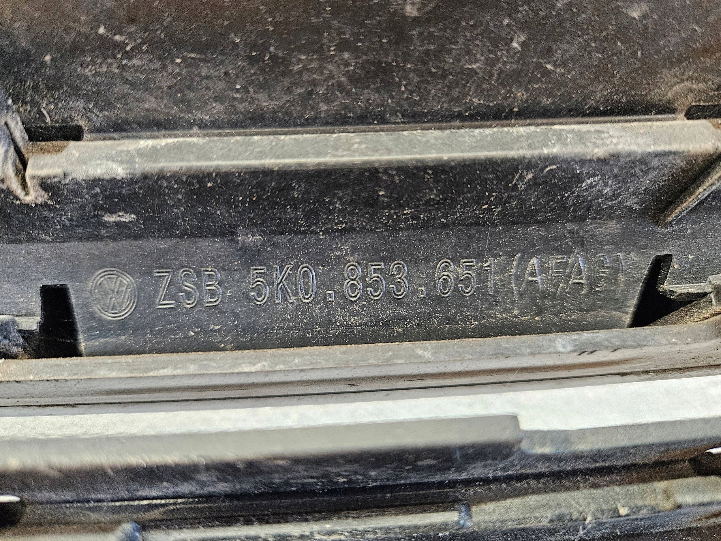Volkswagen Golf VI MRIEŽKA LIŠTA CHLADIČA LIŠTA MRIEŽKA 5K0853651