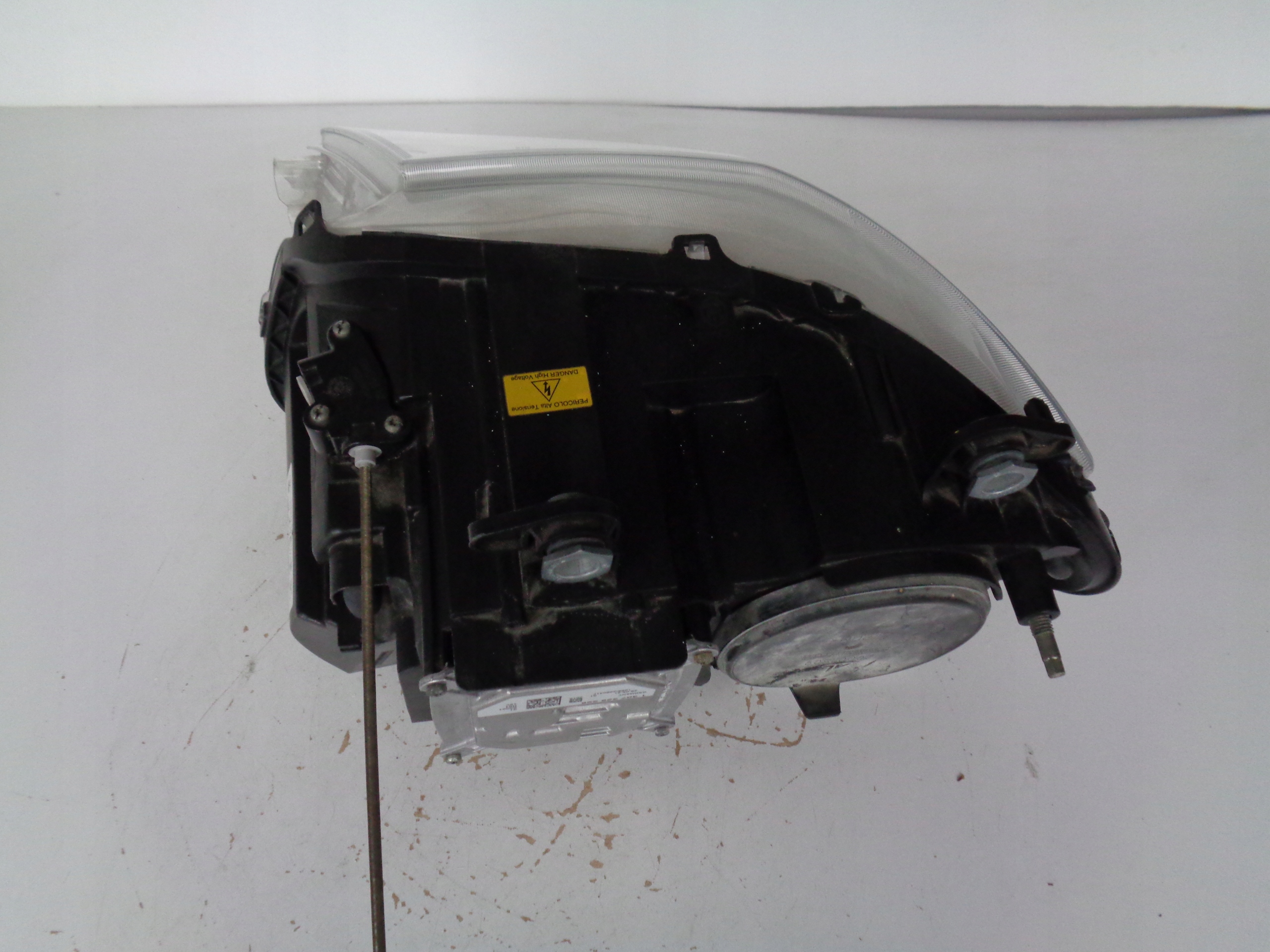 PRAVE PREDNE SVETLO MASERATI QUATTROPORTE V XENON LED