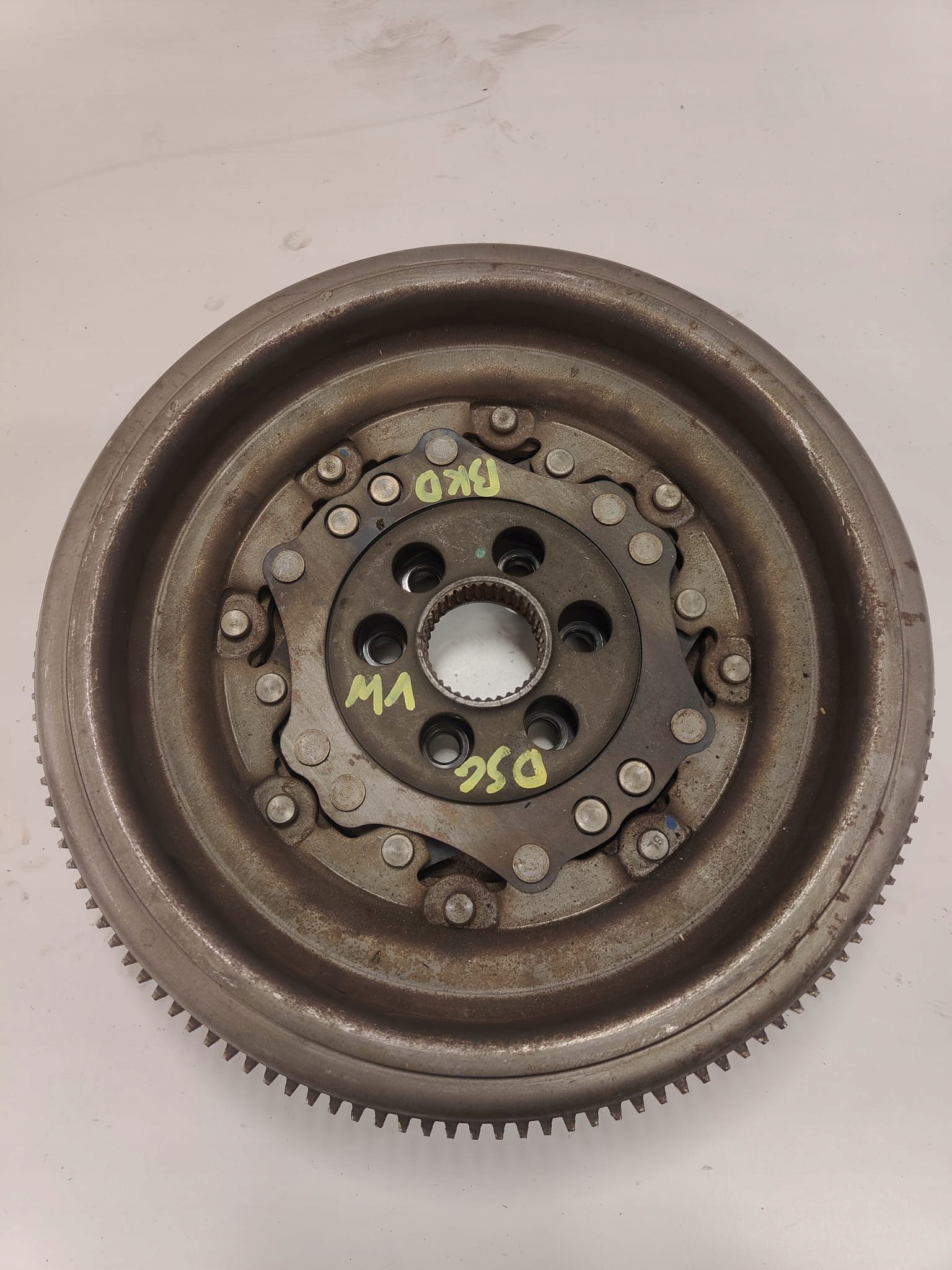 Volkswagen 2.0 tdi 03G105266AR DVOJHMOTNÝ ZOTRVAČNÍK