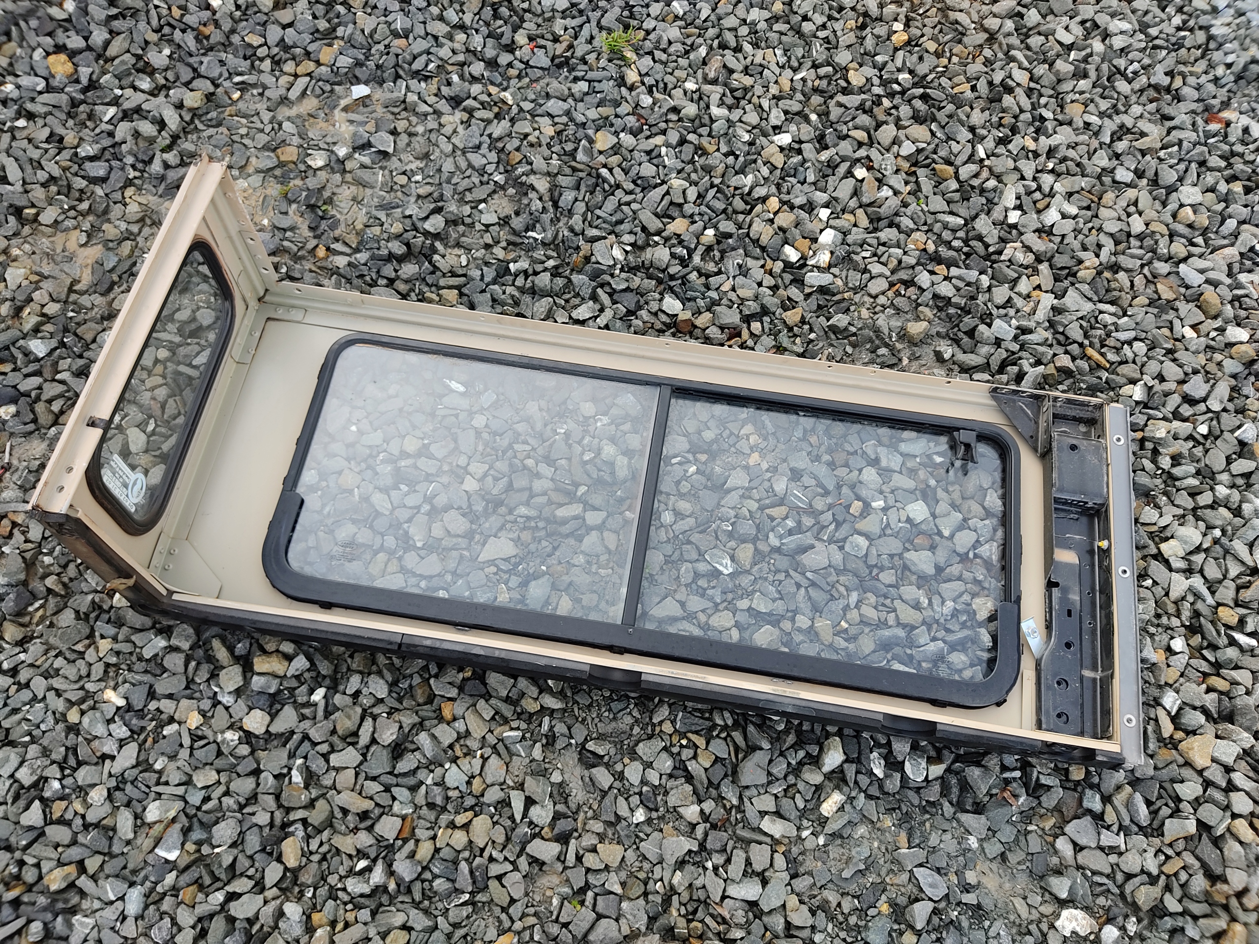 ĽAVÉ ZADNÉ SKLO RÁM DEFENDER 1999-2014