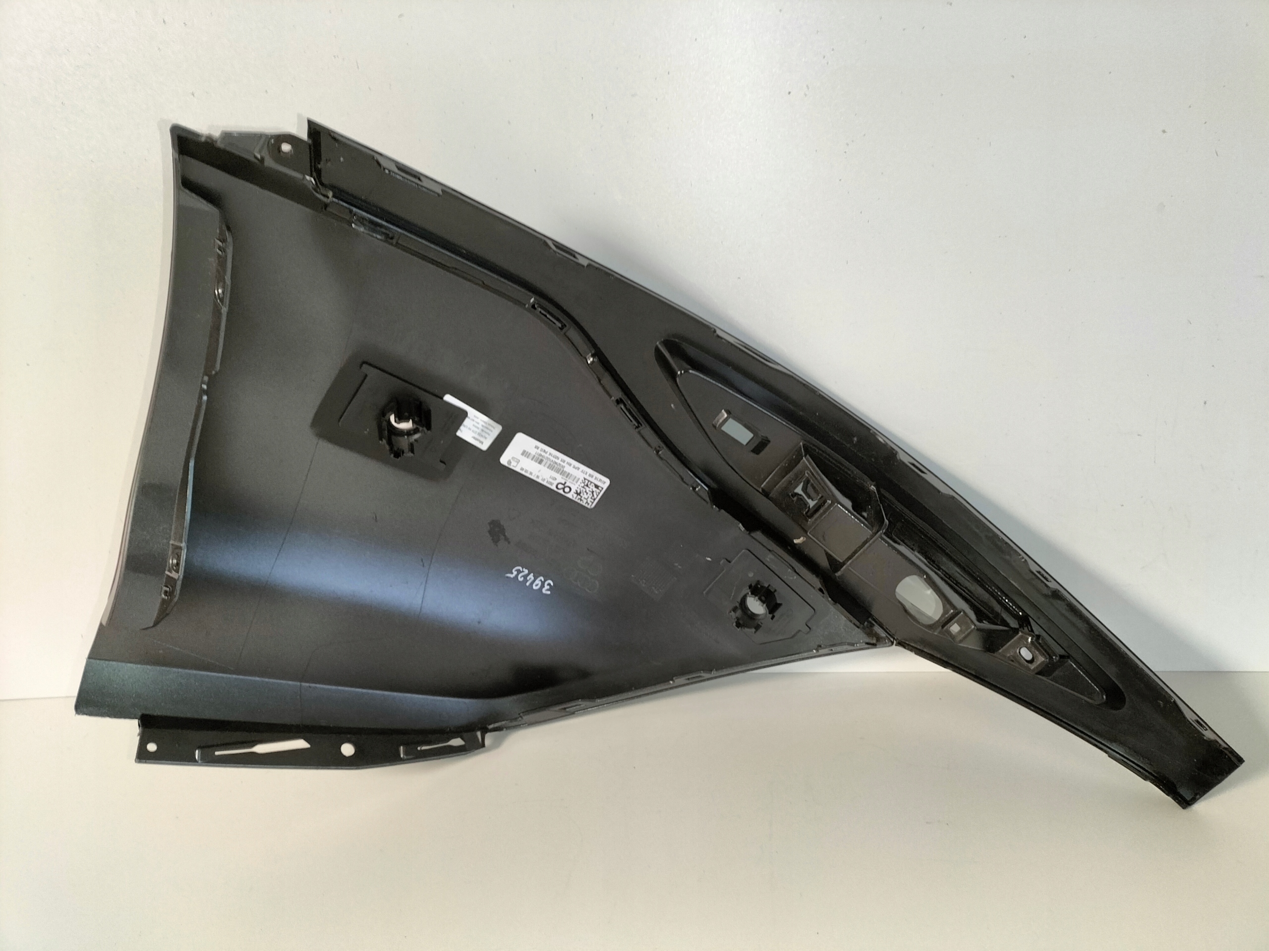 PRAVY ROH ZADNEHO NARAZNIKA AUDI Q6 85H E-TRON 24- RS