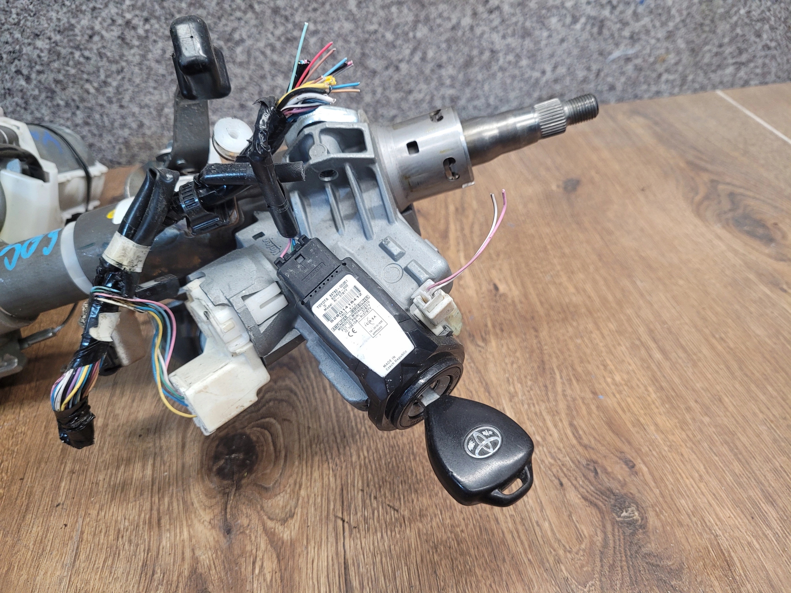 TOYOTA YARIS III 3 VOLANTOVÁ TYČ + SERVOČERPADLO SPINACIA SKRINKA 45250-0D202