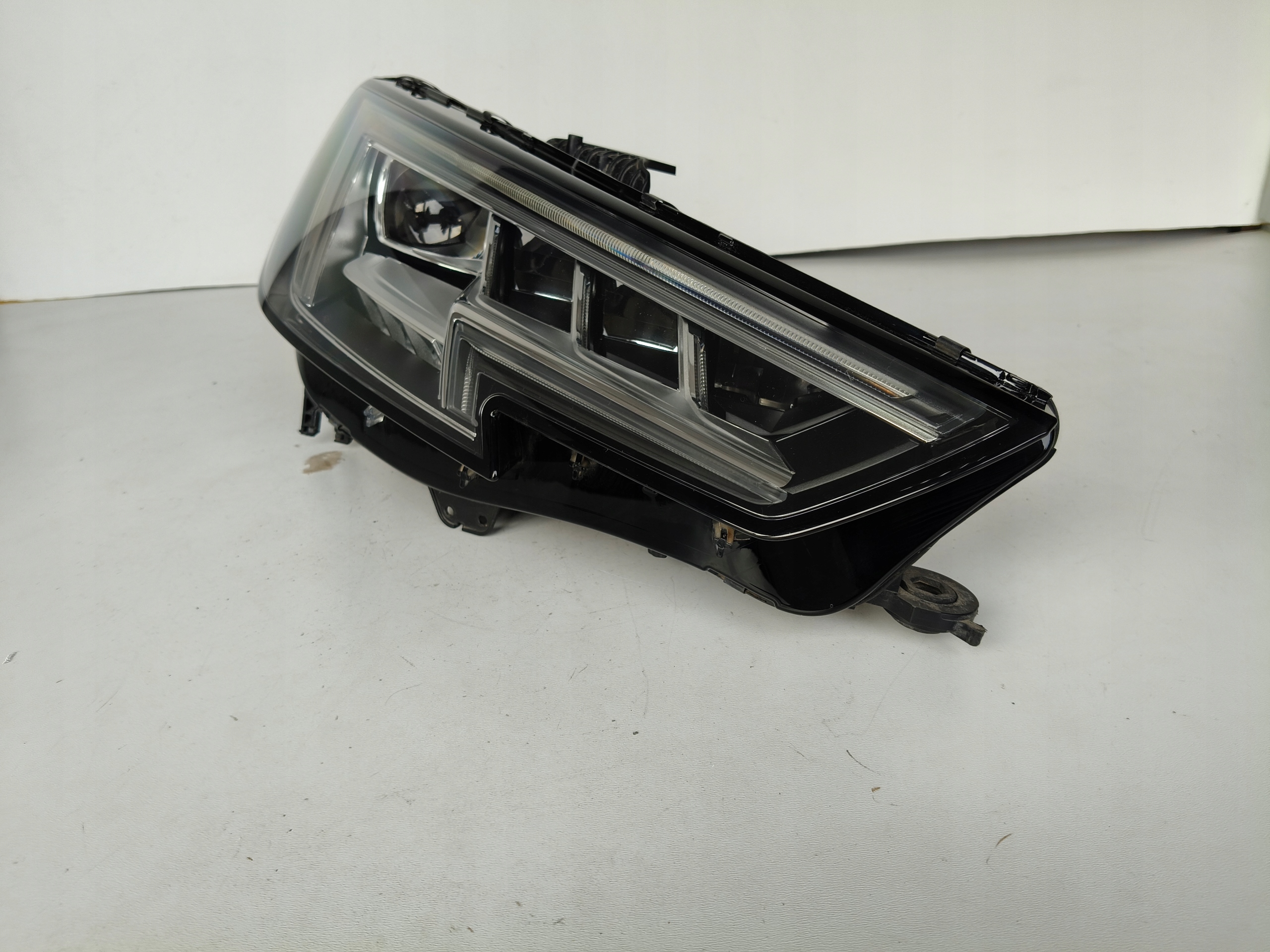 PRAVE PREDNE SVETLO AUDI A4 B9 8W 8W0 15- FULL LED MATRIX