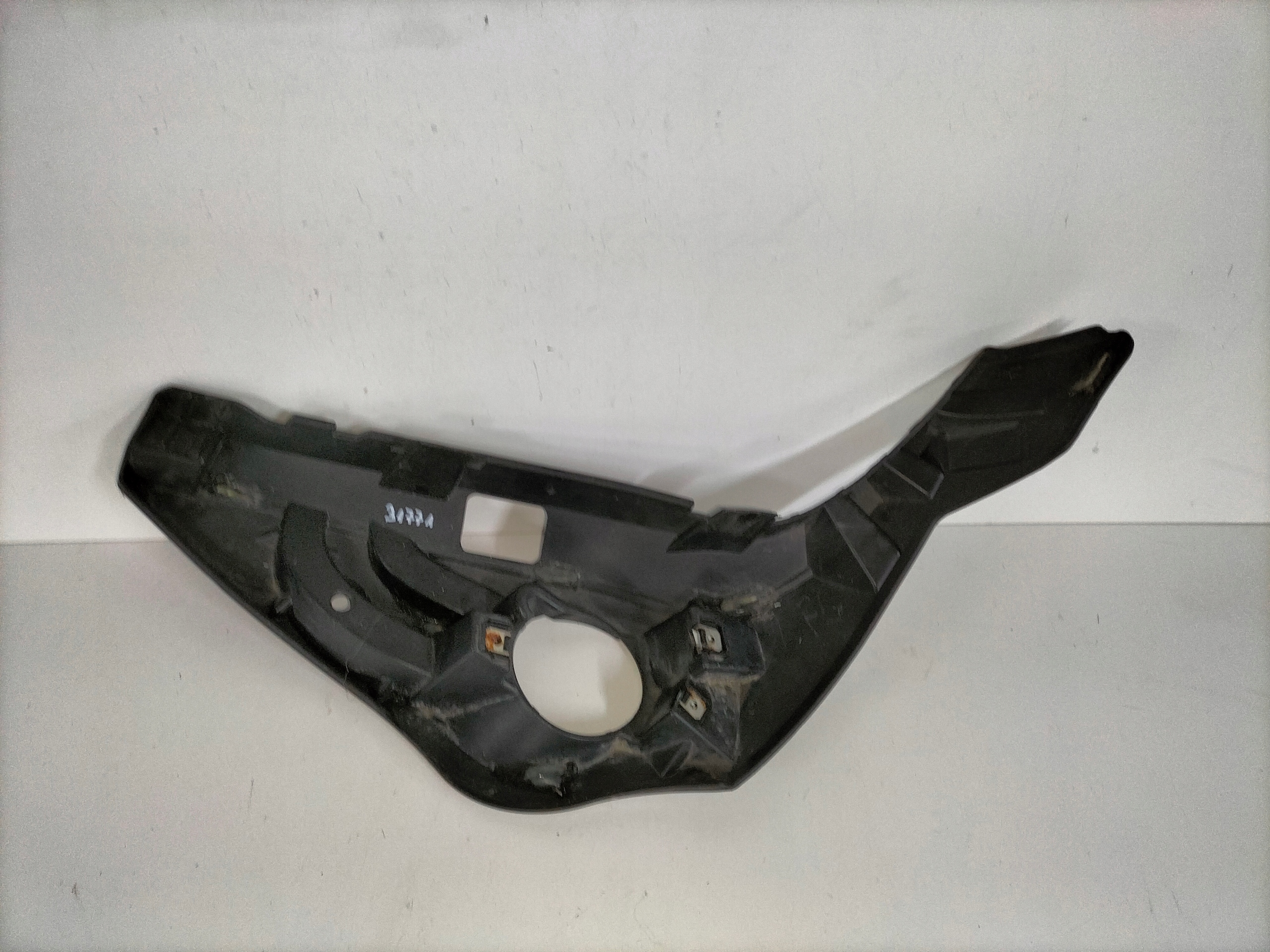 DRZIAK PREDNEHO NARAZNIKA PRAVY BMW X1 E84 LIFT 12-15