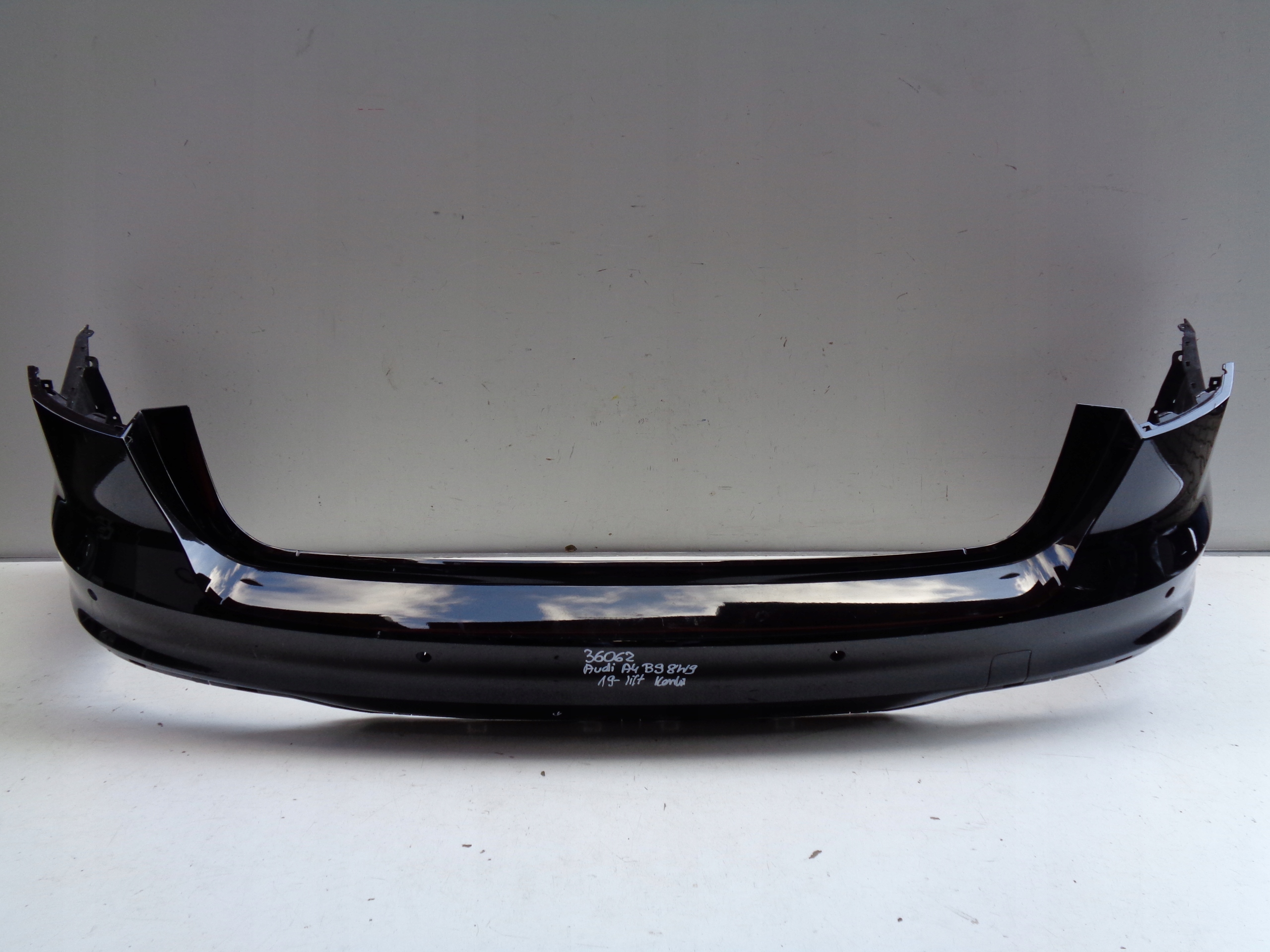 ZADNÝ NÁRAZNÍK AUDI A4 B9 8W9 19- LIFT KOMBI 36062
