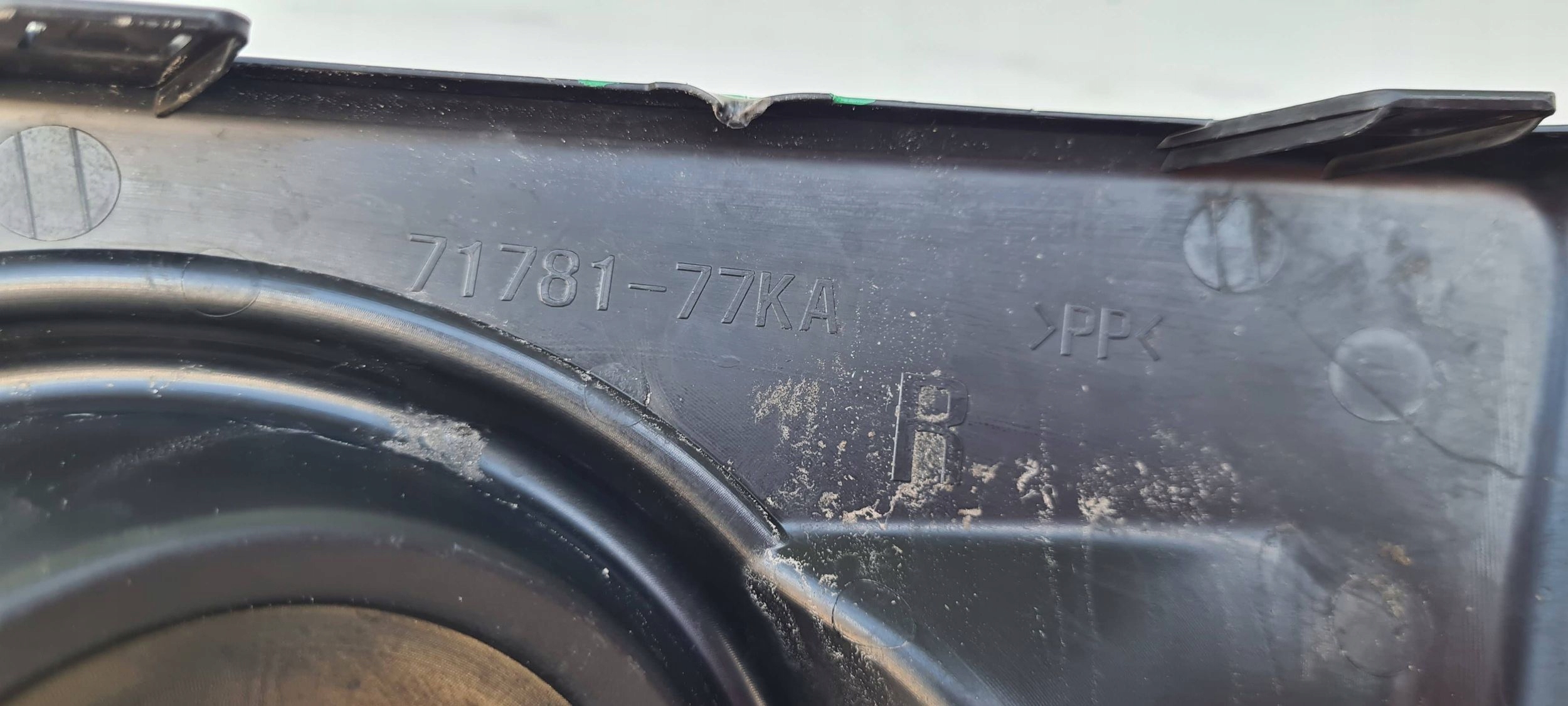 Suzuki Grand Vitara II 71781-77KA LISTA NARAZNIKA PRAVÝ PREDNÝ