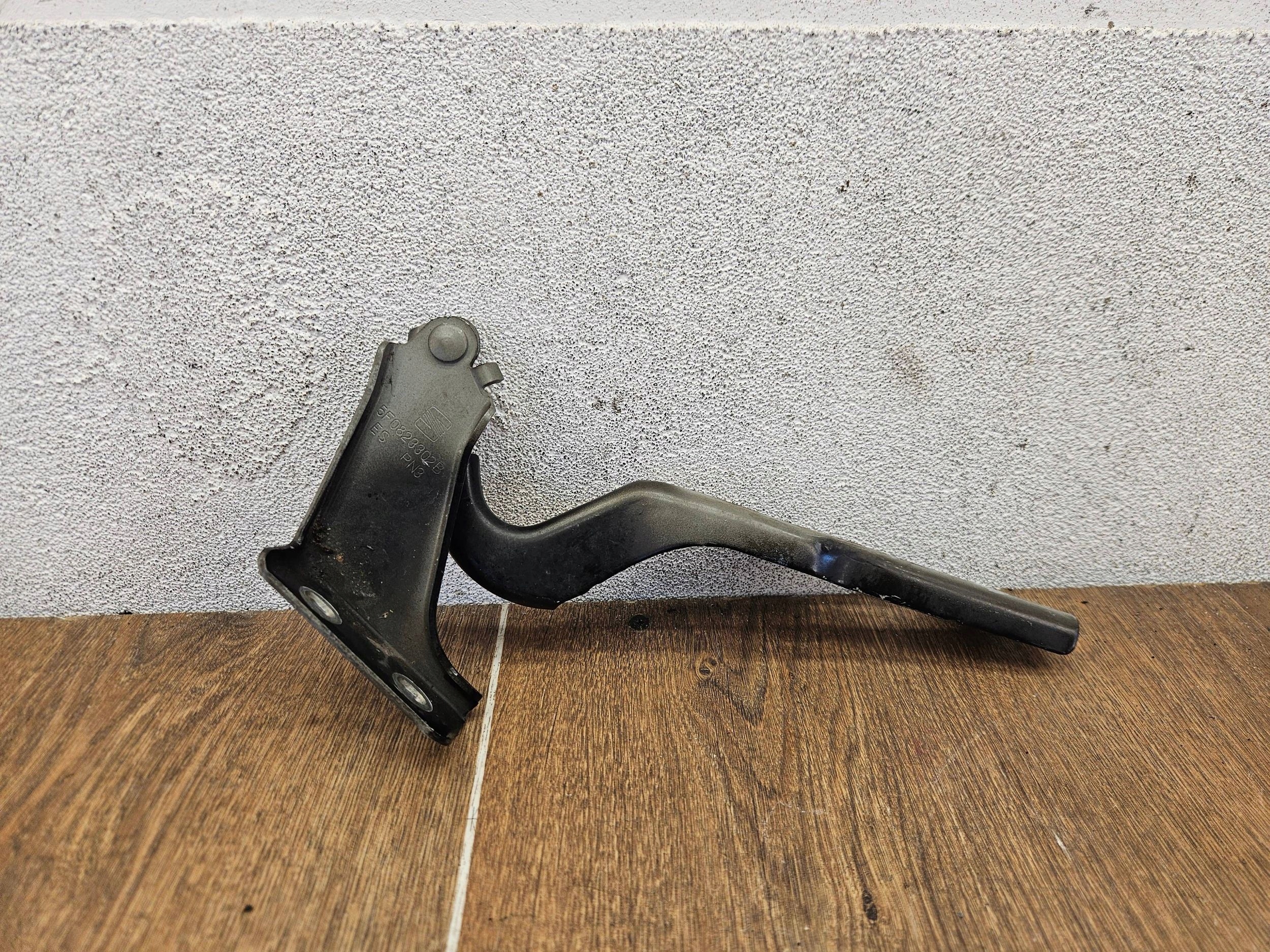 Seat Leon III 3 5F0823302B PRAVY PANT PREDNEJ KAPOTY