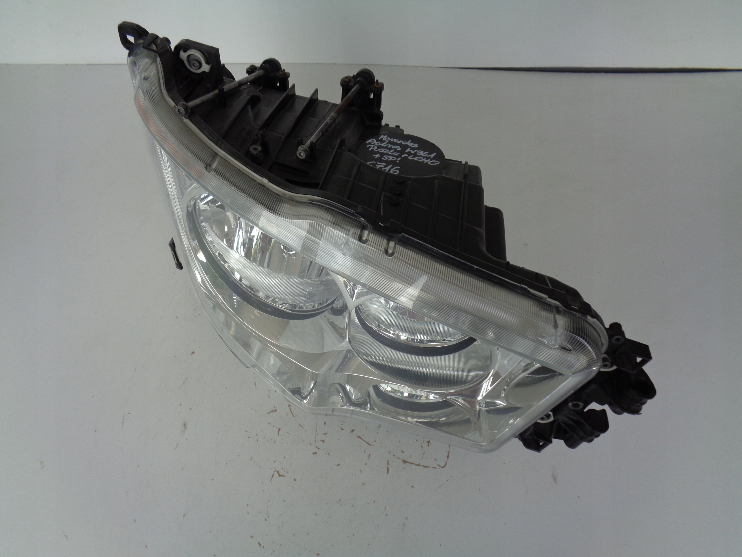 PRAVE PREDNE SVETLO MERCEDES ACTROS MP4 W961
