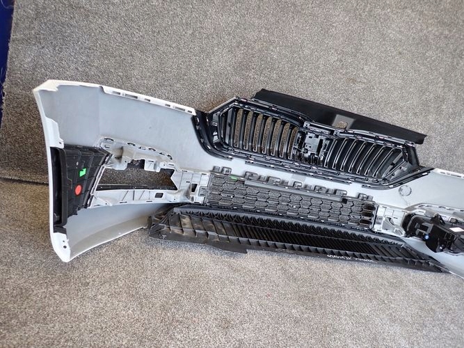 SKODA OCTAVIA IV PREDNÝ NÁRAZNÍK NASÁVANIA VZDUCHU